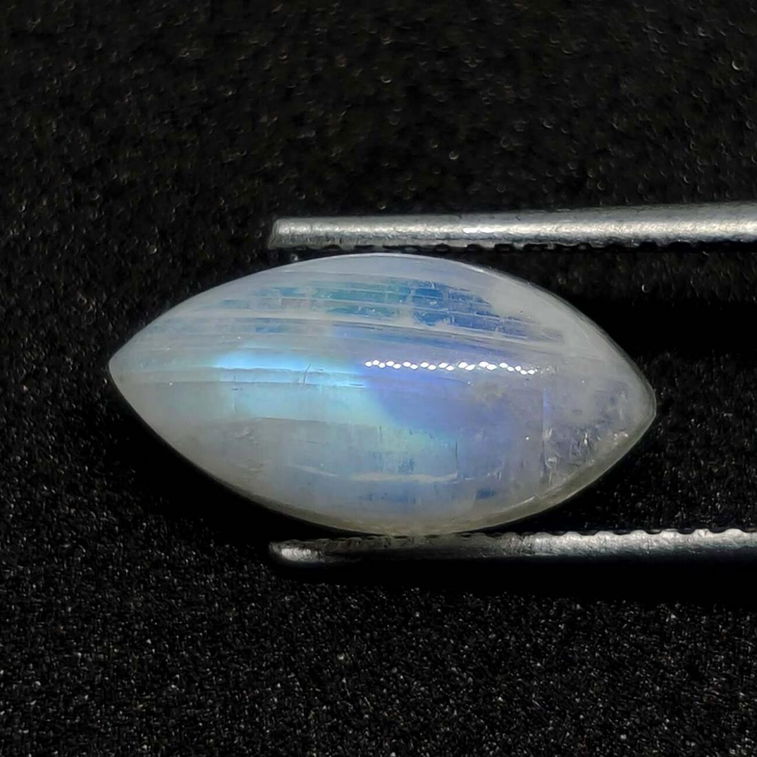 4.20 ct Natural White Rainbow Moonstone: Gemstones: MoonstoneCarat Weights: 4.20 ct Size/Dimensions: 13 x 7 x 5 mmOrigin : India
