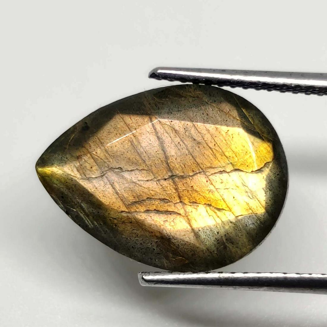 7.00 ct Natural Labradorite: Gemstones: LabradoriteCarat Weights: 7.00 ct Size/Dimensions: 16 x 12 x 5 mmOrigin : India