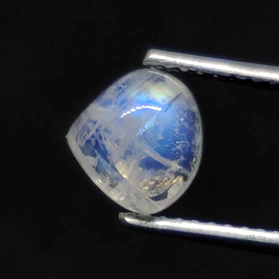 1.45 ct Natural White Rainbow Moonstone: Gemstones: MoonstoneCarat Weights: 1.45 ct Size/Dimensions: 7 x 6 x 4 mmOrigin : India