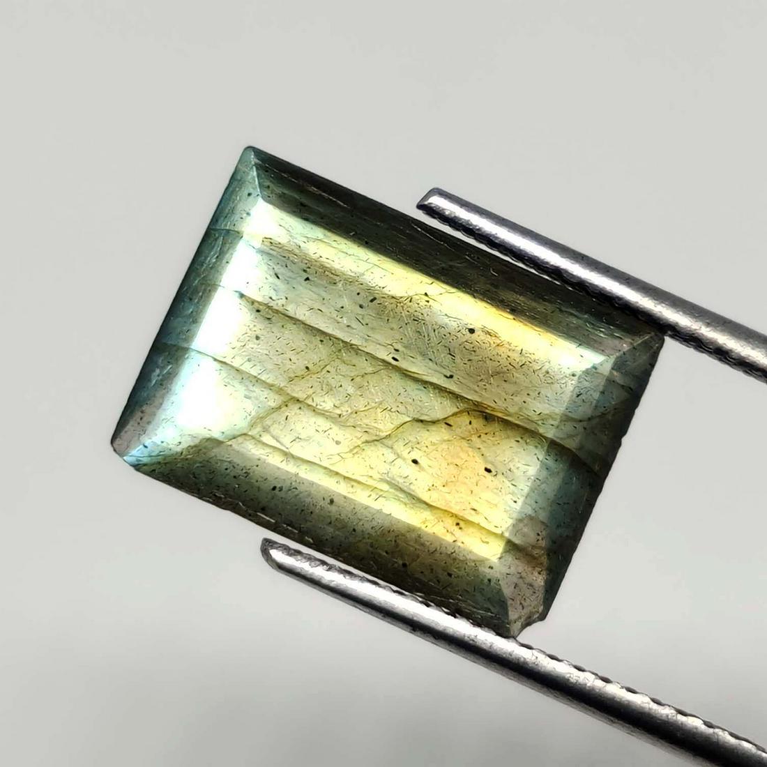 5.10 ct Natural Faceted Labradorite: Gemstones: LabradoriteCarat Weights: 5.10 ct Size/Dimensions: 13 x 9 x 4 mmOrigin : India