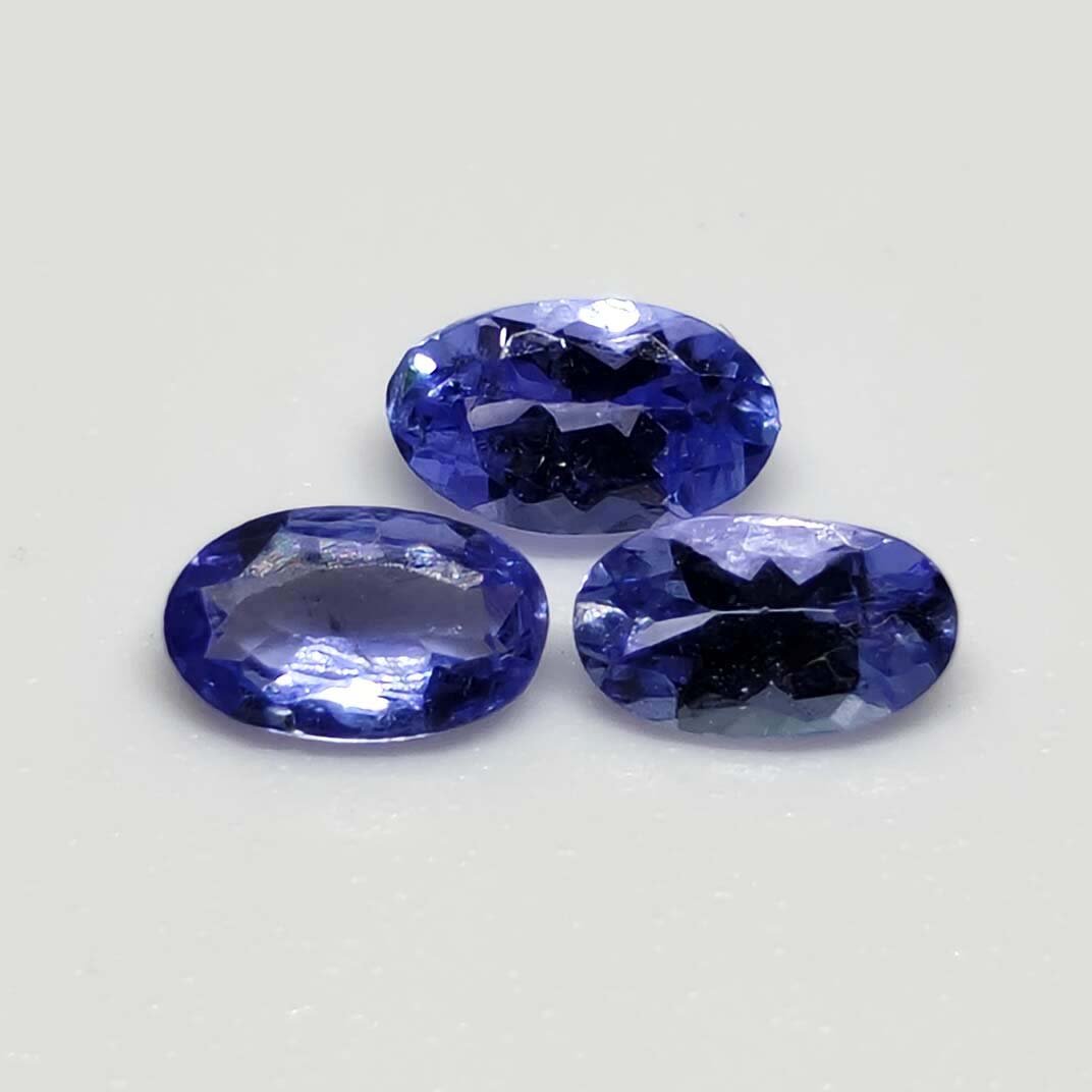 0.65 ct Natural Tanzanite Lot: Gemstones: TanzaniteCarat Weights: 0.65 ct Size/Dimensions: 4 x 3 x 2 mmOrigin : Tanzania