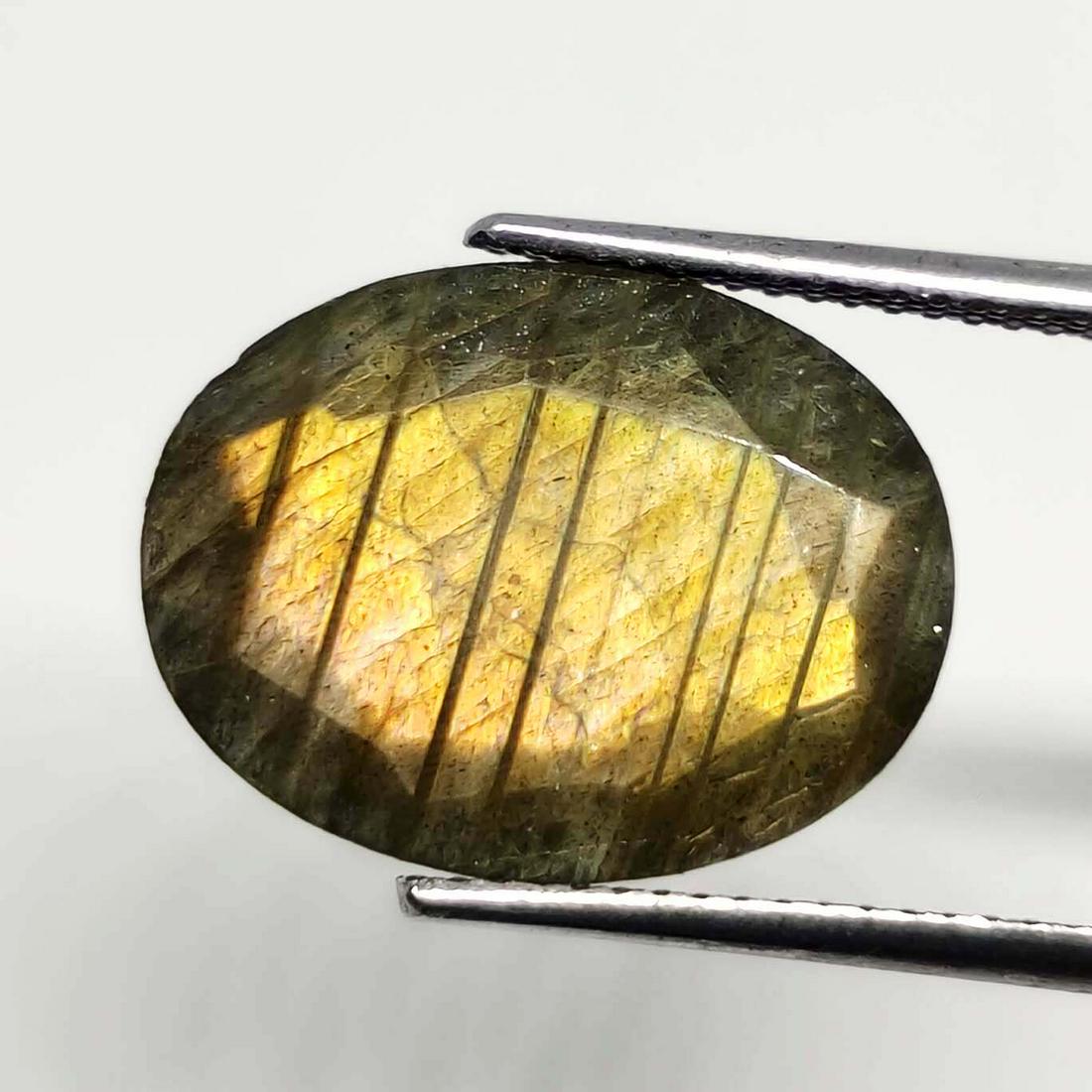 7.45 ct Natural Faceted Labradorite: Gemstones: LabradoriteCarat Weights: 7.45 ct Size/Dimensions: 16 x 12 x 6 mmOrigin : India