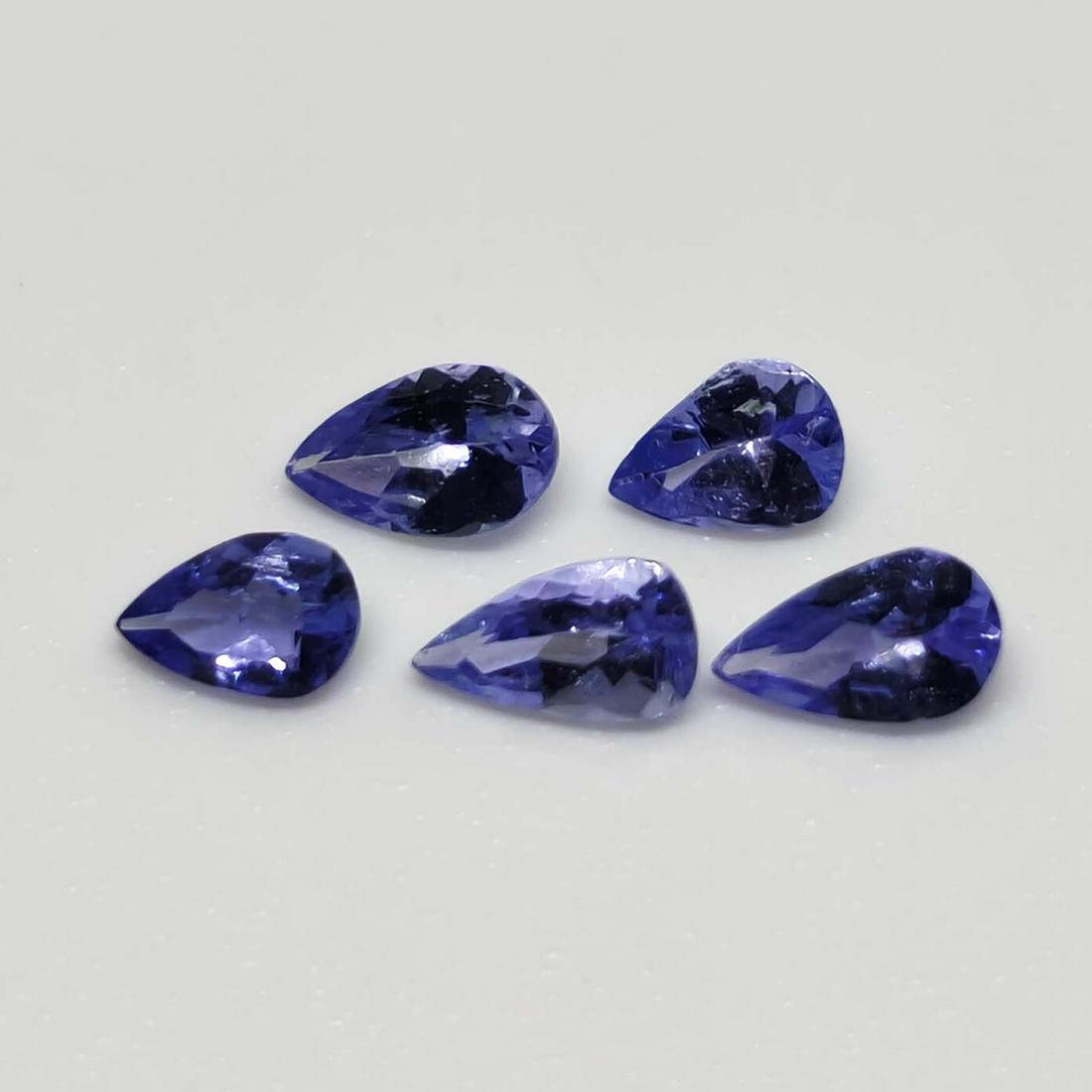 0.65 ct Natural Tanzanite Lot: Gemstones: TanzaniteCarat Weights: 0.65 ct Size/Dimensions: 4 x 3 x 2 mmOrigin : Tanzania