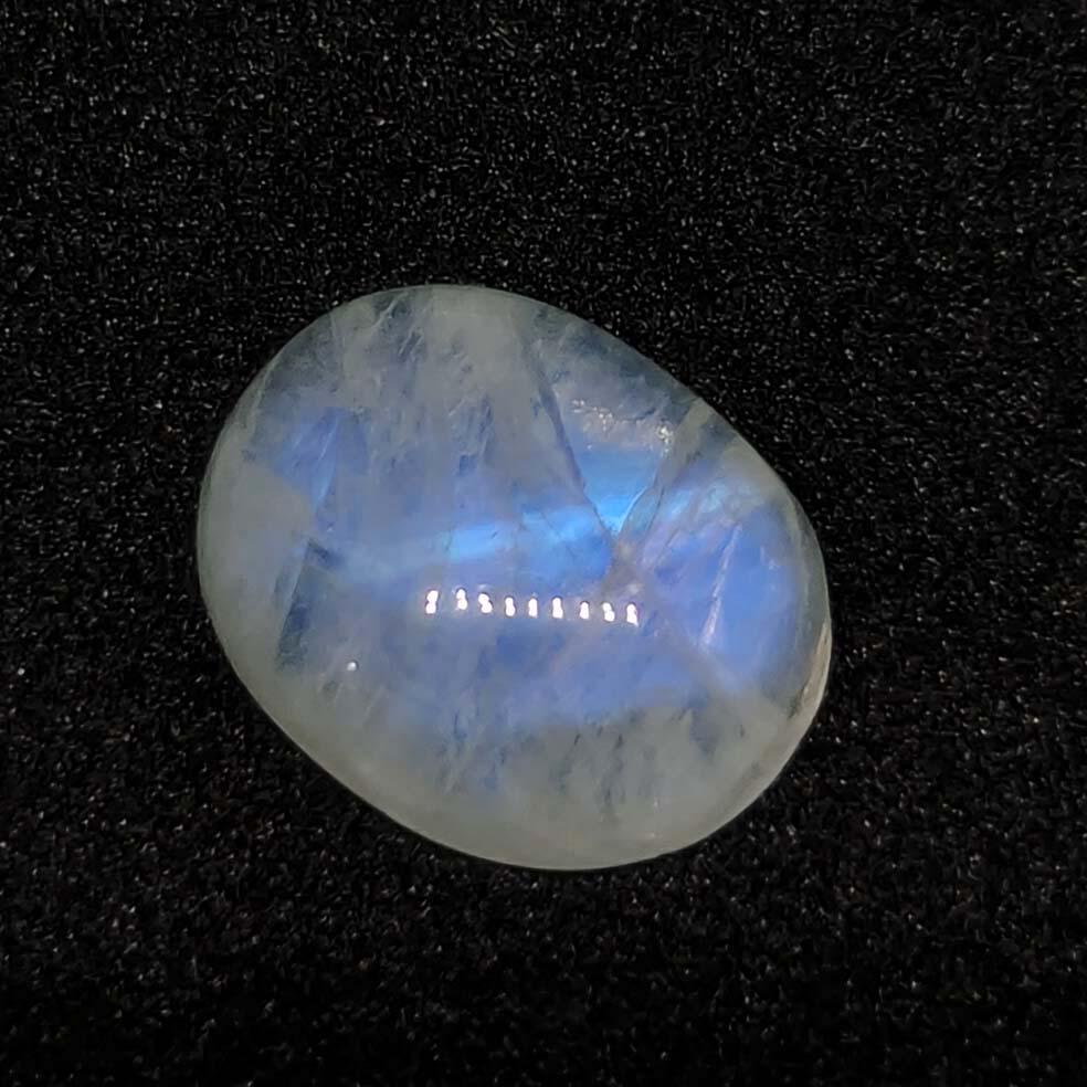 4.00 ct Natural White Rainbow Moonstone: Gemstones: MoonstoneCarat Weights: 4.00 ct Size/Dimensions: 11 x 8 x 4 mmOrigin : India