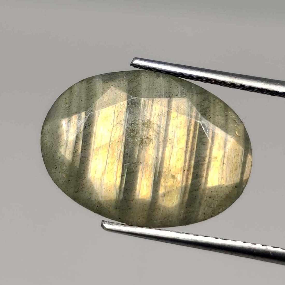 8.80 ct Natural Faceted Labradorite: Gemstones: LabradoriteCarat Weights: 8.80 ct Size/Dimensions: 18 x 13 x 5.5 mmOrigin : India