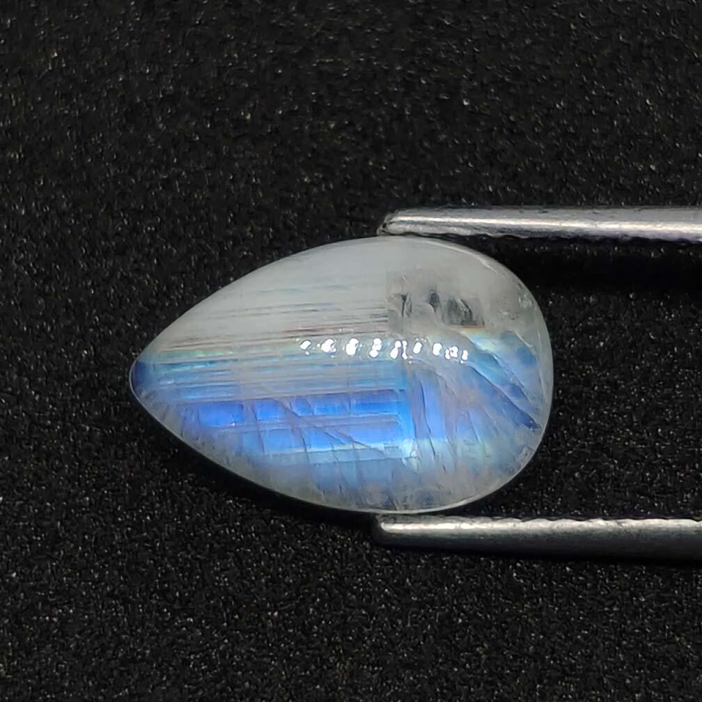 3.05 ct Natural White Rainbow Moonstone: Gemstones: MoonstoneCarat Weights: 3.05 ct Size/Dimensions: 11 x 7 x 4 mmOrigin : India