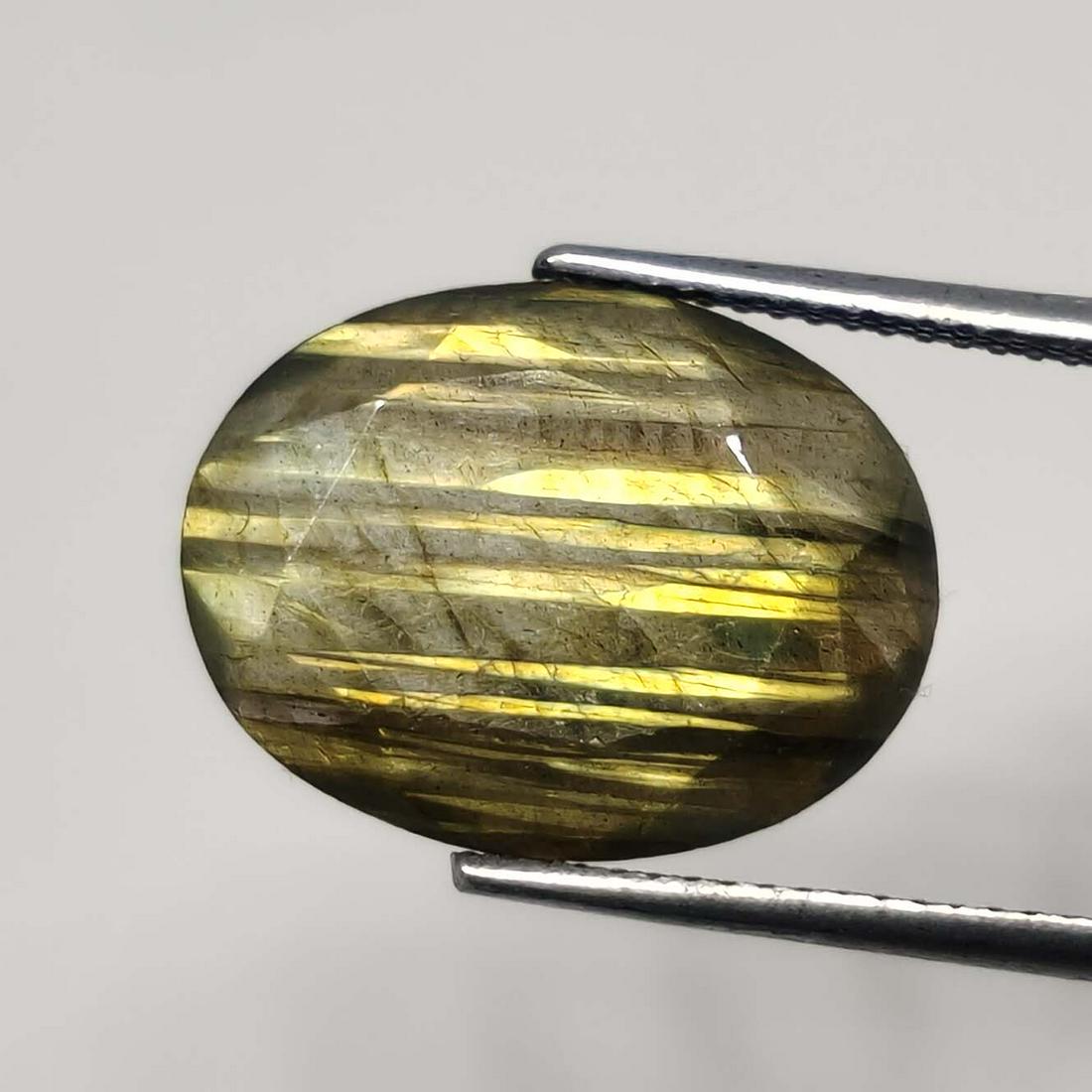 6.95 ct Natural Faceted Labradorite: Gemstones: LabradoriteCarat Weights: 6.95 ct Size/Dimensions: 16 x 12 x 5 mmOrigin : India