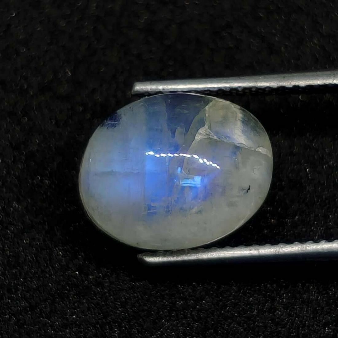4.90 ct Natural White Rainbow Moonstone: Gemstones: MoonstoneCarat Weights: 4.90 ct Size/Dimensions: 11 x 9 x 5 mmOrigin : India