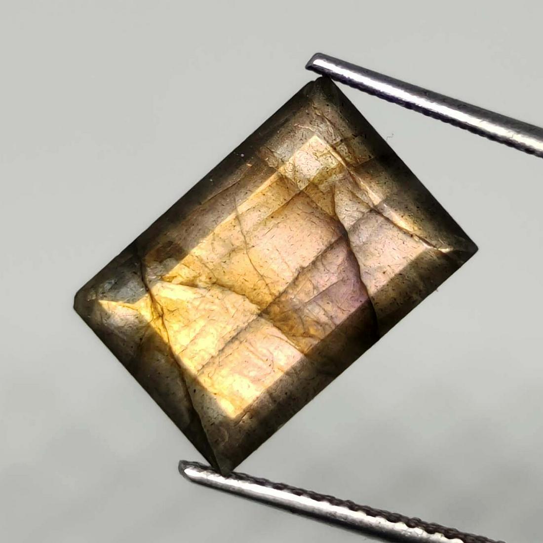 6.30 ct Natural Labradorite Cut: Gemstones: LabradoriteCarat Weights: 6.30 ct Size/Dimensions: 14 x 9 x 5 mmOrigin : India