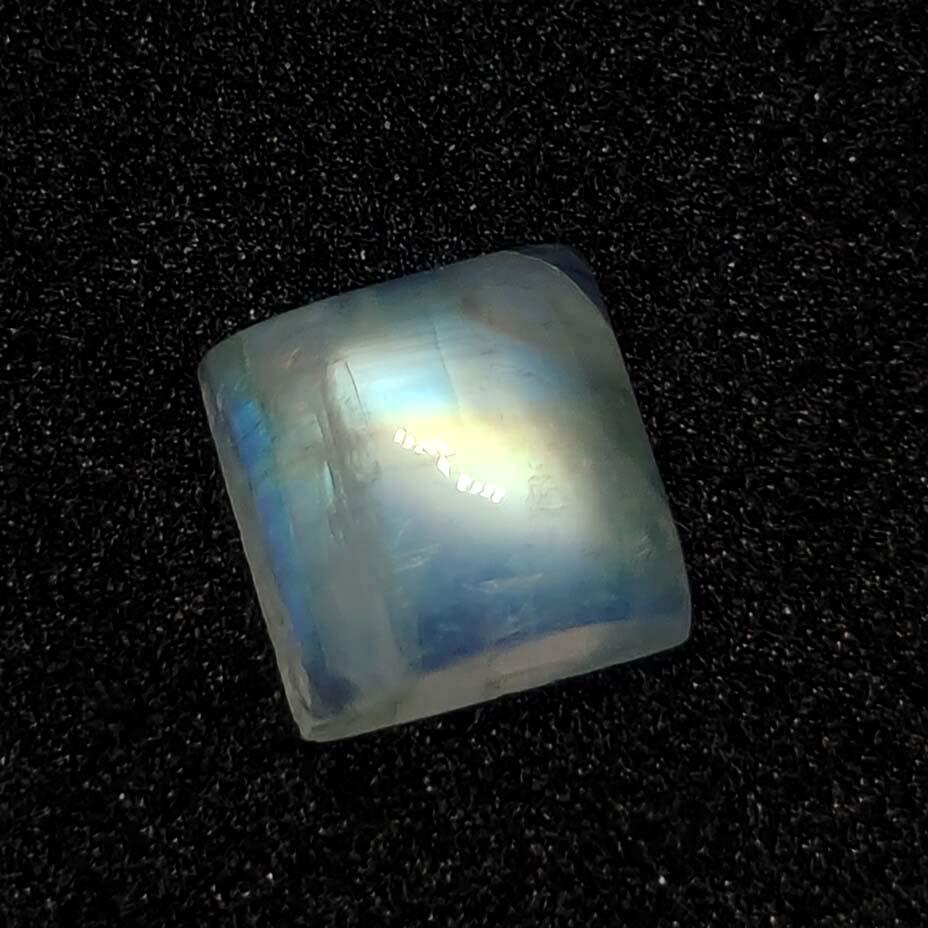 2.35 ct Natural White Rainbow Moonstone: Gemstones: MoonstoneCarat Weights: 2.35 ct Size/Dimensions: 7 x 7 x 4 mmOrigin : India