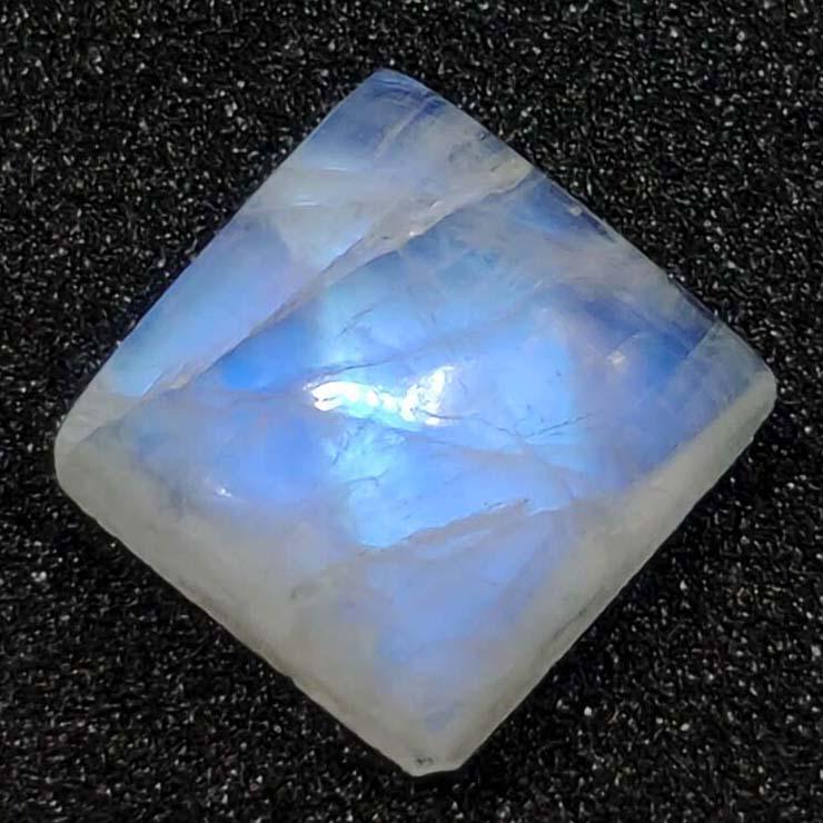 3.50 ct Natural White Rainbow Moonstone: Gemstones: MoonstoneCarat Weights: 3.50 ct Size/Dimensions: 8 x 8 x 5 mmOrigin : India