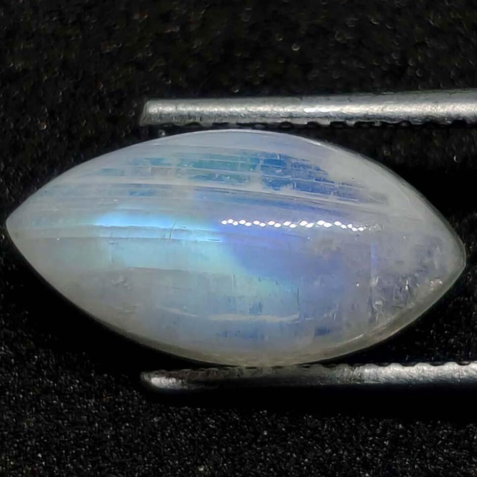 4.20 ct Natural White Rainbow Moonstone: Gemstones: MoonstoneCarat Weights: 4.20 ct Size/Dimensions: 13 x 7 x 5 mmOrigin : India