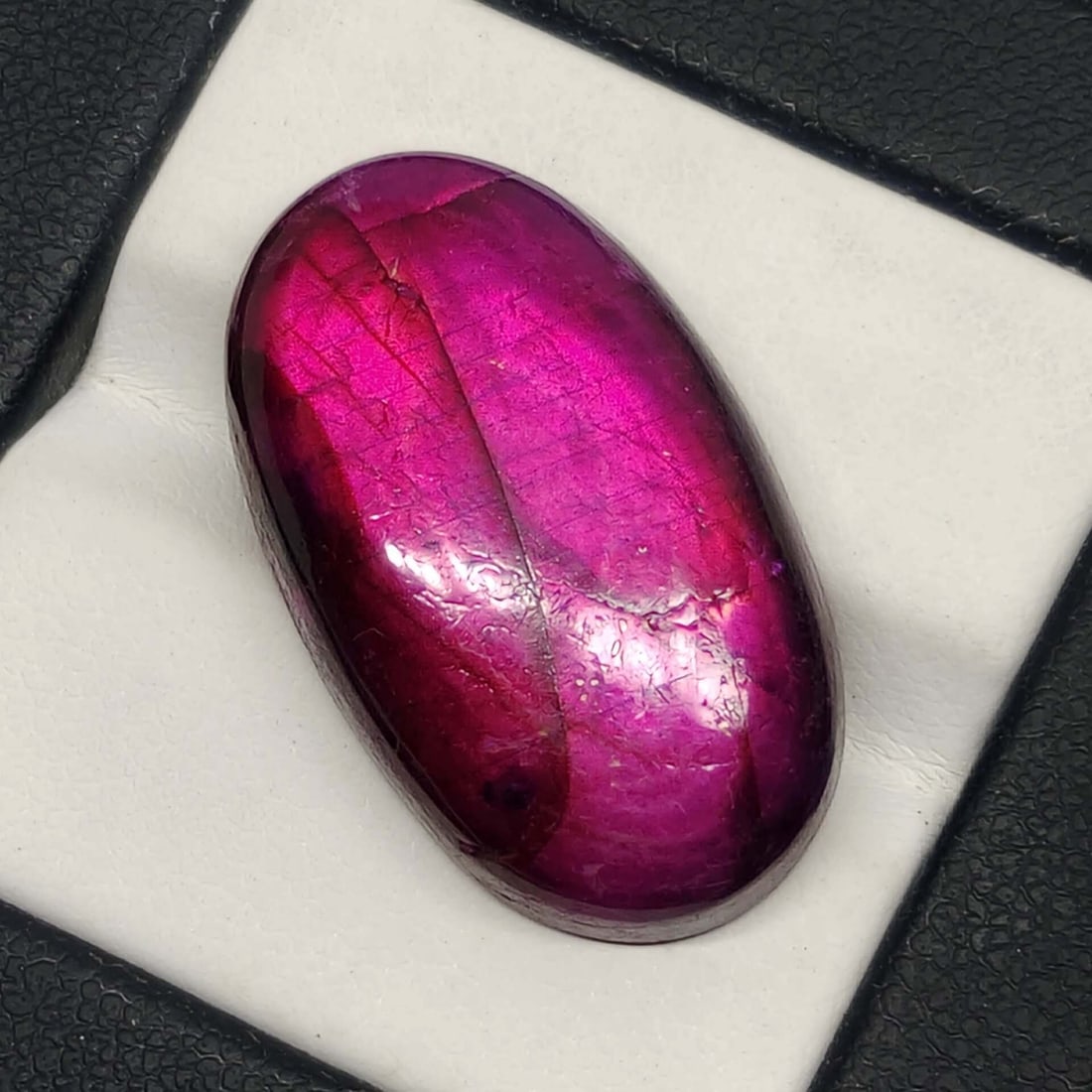 28.10 Ct "Stunning" Purple Fire Labradorite: Gemstones: Natural LabradoriteCarat Weights: 28.10 ct Size/Dimensions: 28 X 16 X 7 mmTreatment: Color Dyed