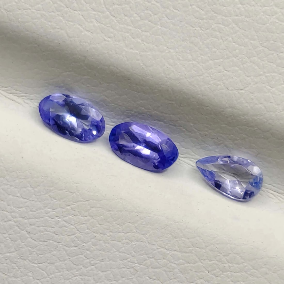 0.55 Ct Natural Tanzanite Lot: Gemstones: Natural TanzaniteCarat Weights: 0.55 ct Size/Dimensions: 5 X 3 mmOrigin : Tanzania