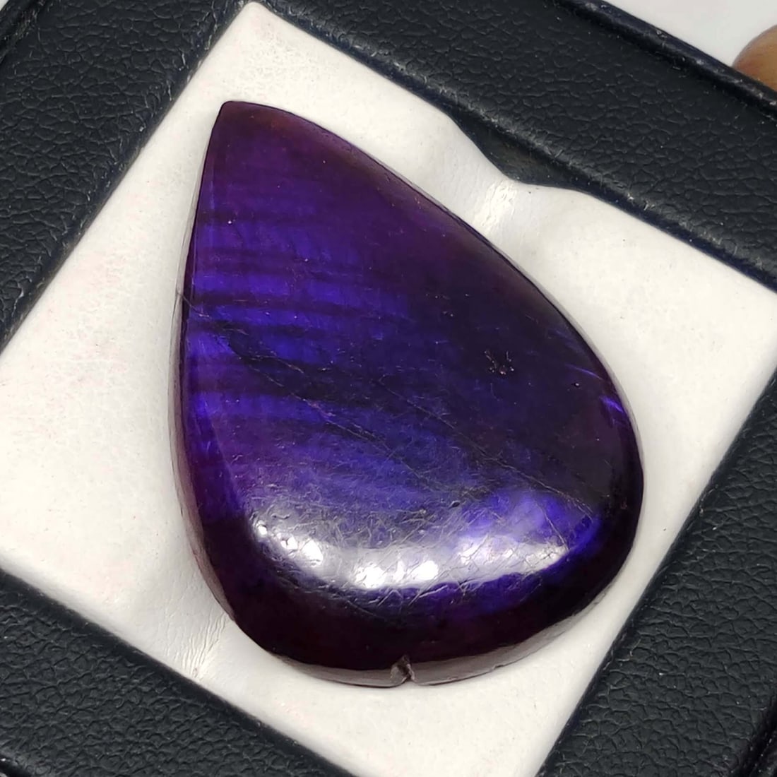 38.40 Ct "Stunning" Purple Fire Labradorite: Gemstones: Natural LabradoriteCarat Weights: 38.40 ct Size/Dimensions: 33 X 23 X 6.70 mmTreatment: Color Dyed