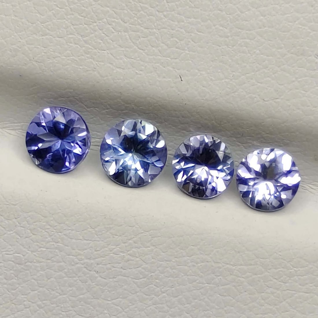 1.55 Ct "Flawless" Natural Tanzanite Lot: Gemstones: Natural TanzaniteCarat Weights: 1.55 ct Size/Dimensions: 4.5 mmOrigin : Tanzania