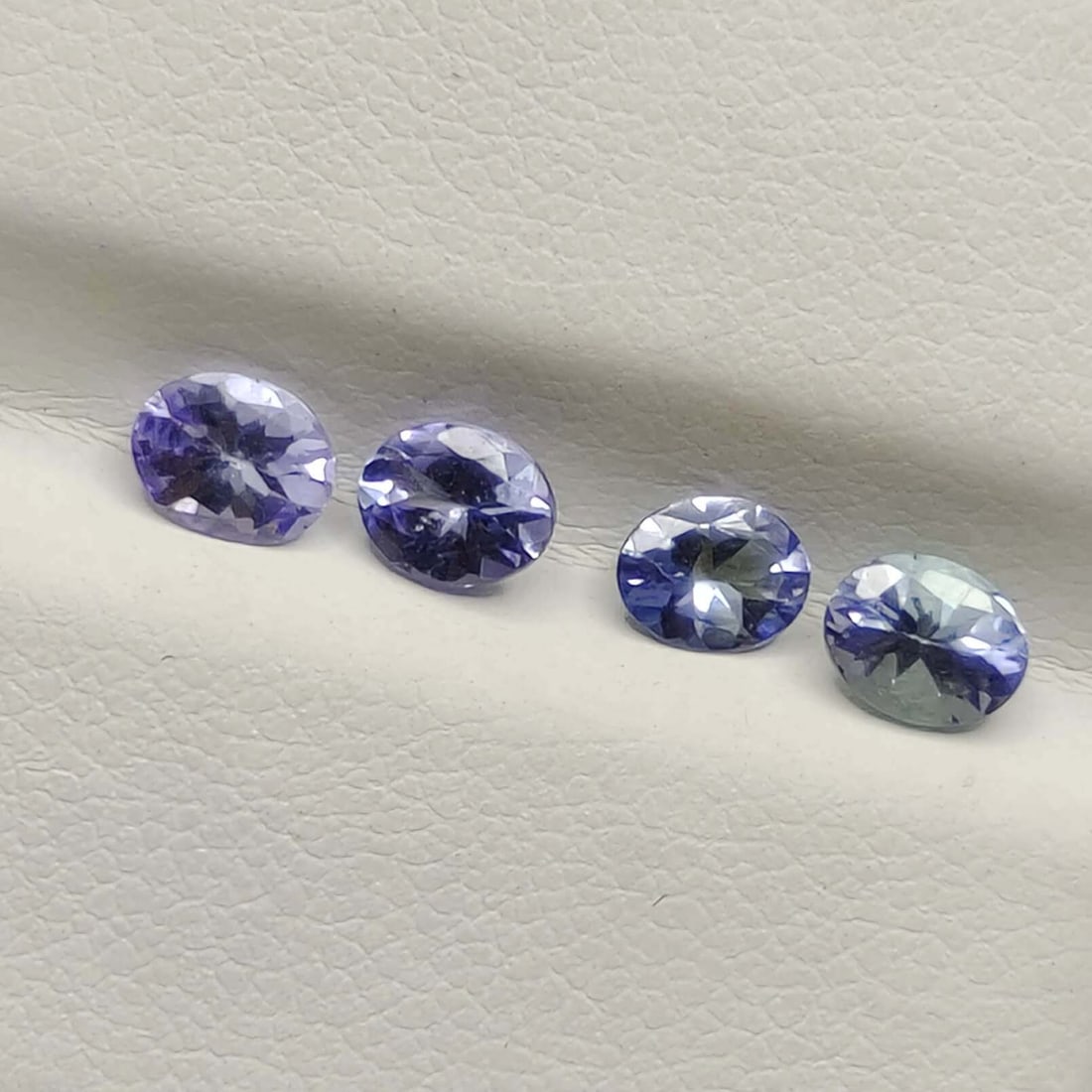 1.25 Ct "Flawless" Natural Tanzanite Lot: Gemstones: Natural TanzaniteCarat Weights: 1.25 ct Size/Dimensions: 5 X 4 mmOrigin : Tanzania