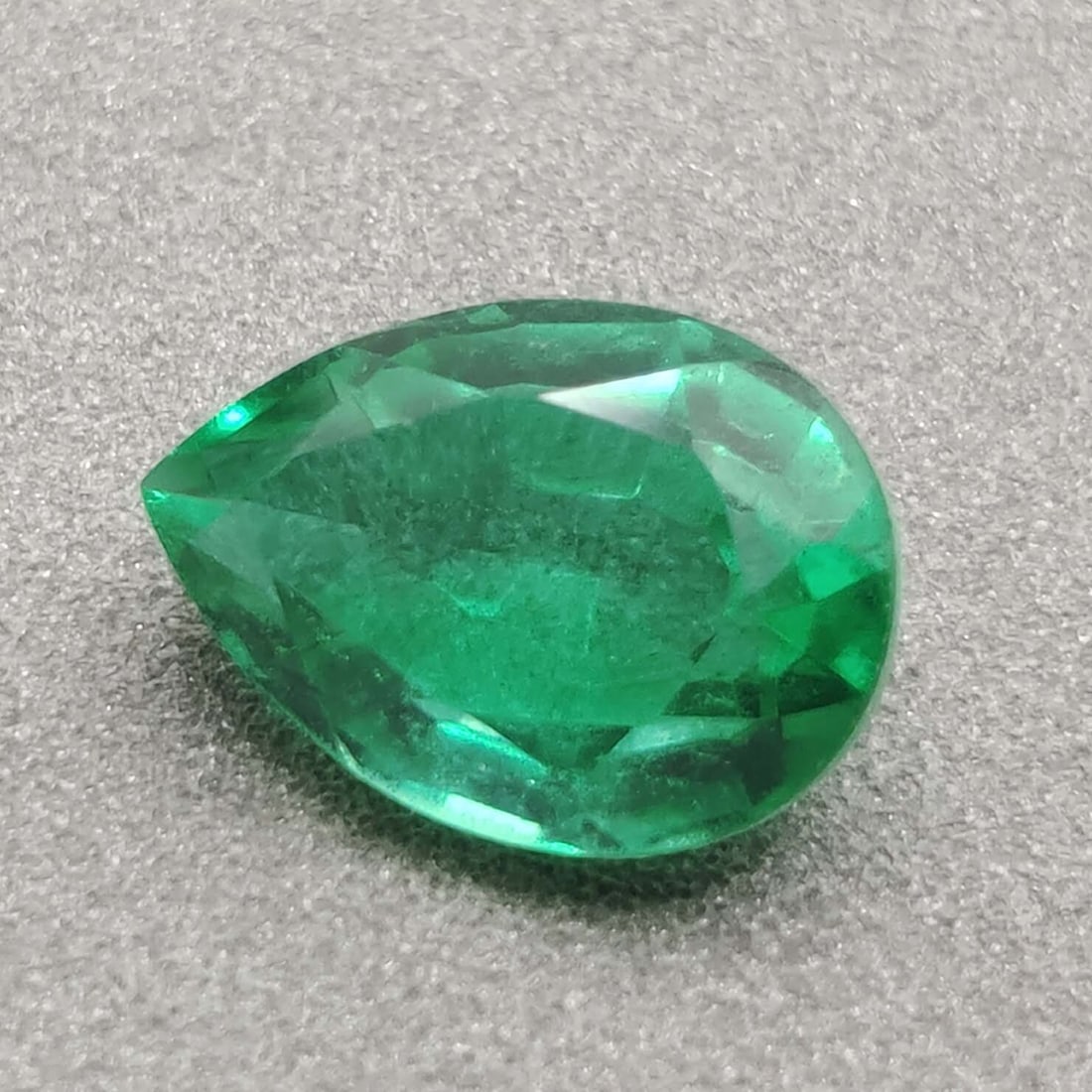 6.00 Ct "Beautiful" Emeraldine Triplet Quartz: Gemstones: Triplet QuartzCarat Weights: 6 ct Size/Dimensions: 14 X 10 X 7 mmTreatment: Made of two natural quartzAbout Stone: This is a doublet stone doublet basically means two, these stones are made