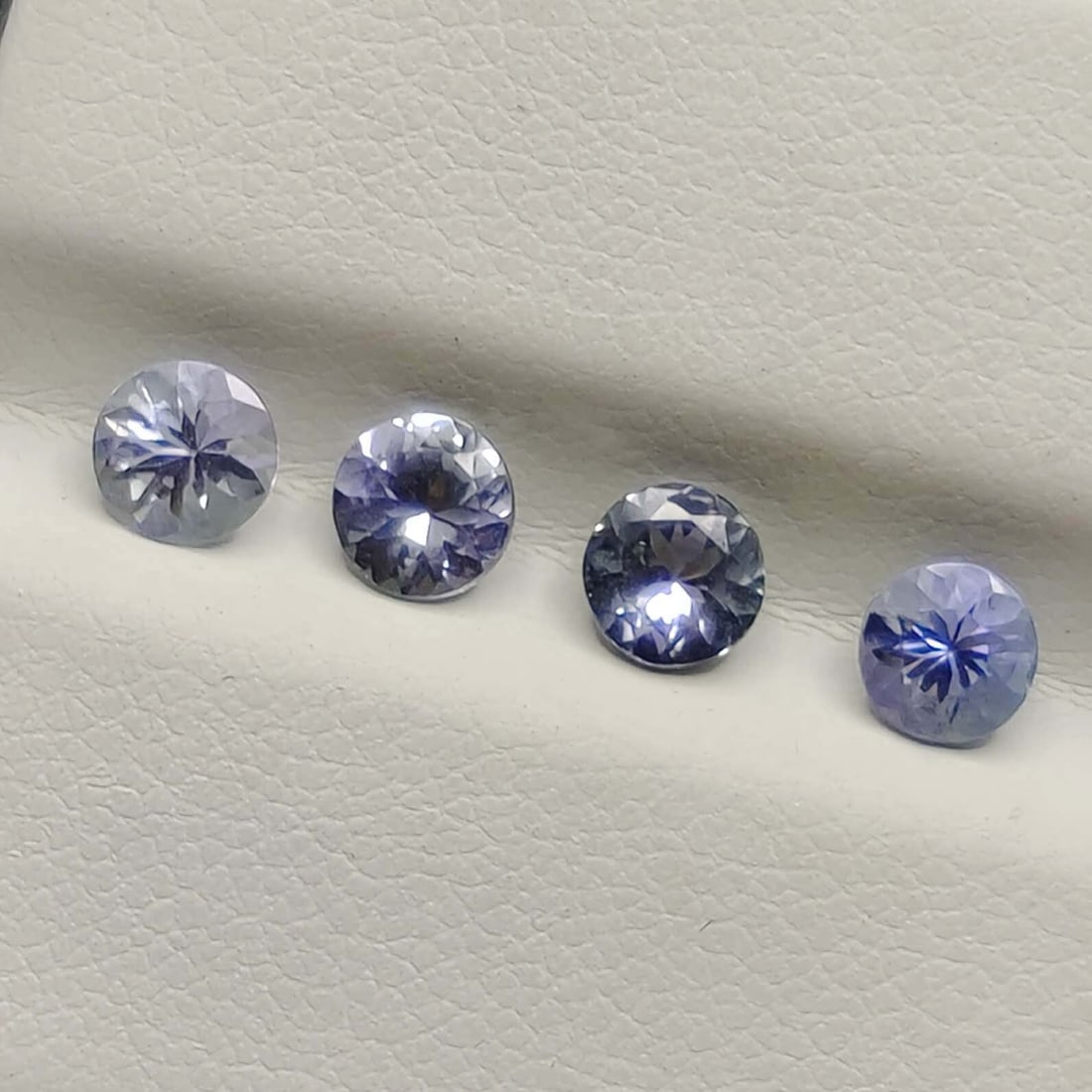 1.35 Ct "Flawless" Natural Tanzanite Lot: Gemstones: Natural TanzaniteCarat Weights: 1.35 ct Size/Dimensions: 4.5 mmOrigin : Tanzania
