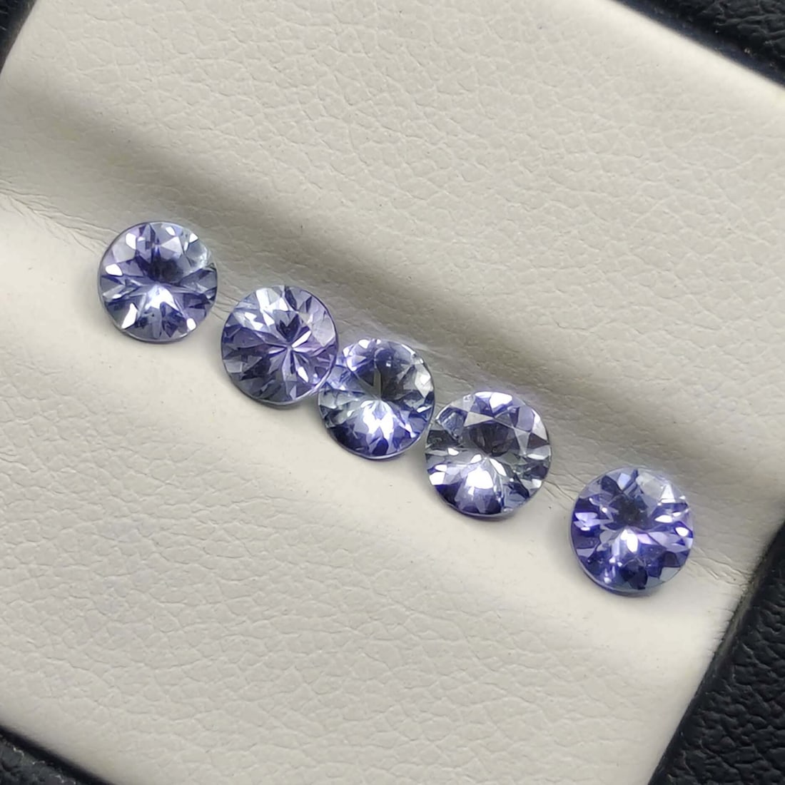 1.80 Ct "Flawless" Natural Tanzanite Set: Gemstones: Natural TanzaniteCarat Weights: 1.80 ct Size/Dimensions: 4.5 mmOrigin : Tanzania