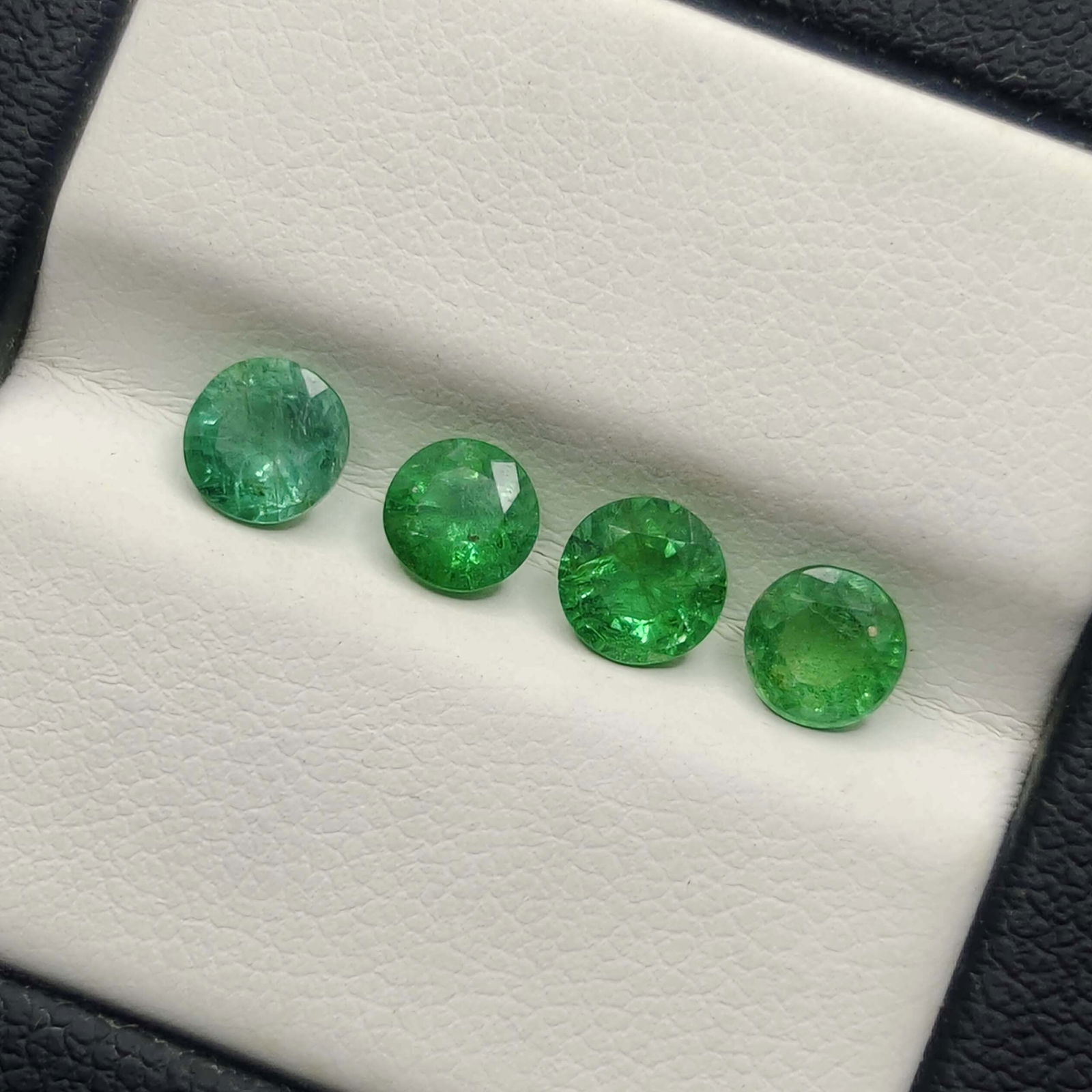 1.60 ct Natural Zambian Emerald Round Set (1 of 2)