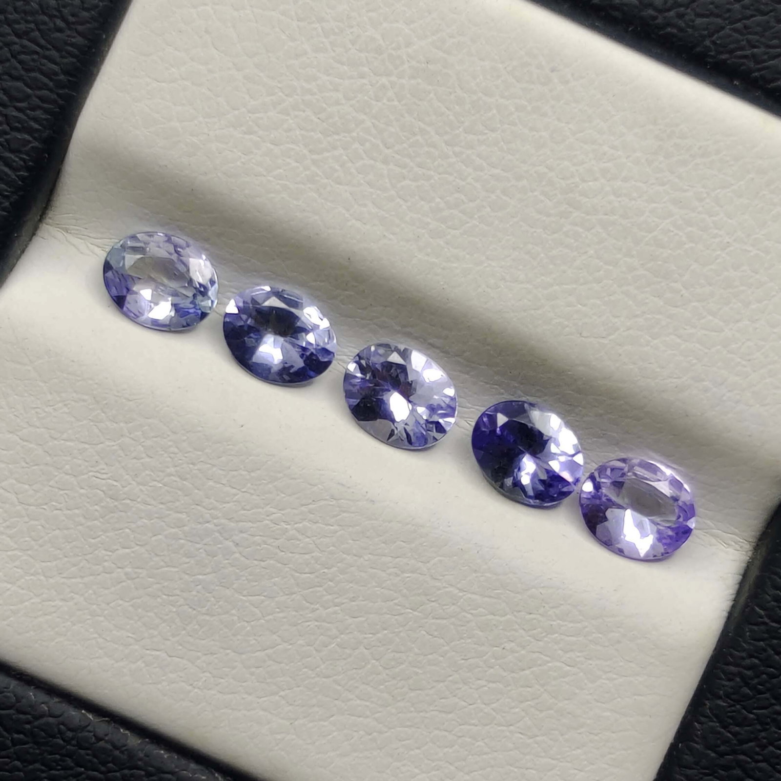 1.40 Ct "Flawless" Natural Tanzanite Lot: Gemstones: Natural TanzaniteCarat Weights: 1.40 ct Size/Dimensions: 5 X 4 mmOrigin : Tanzania
