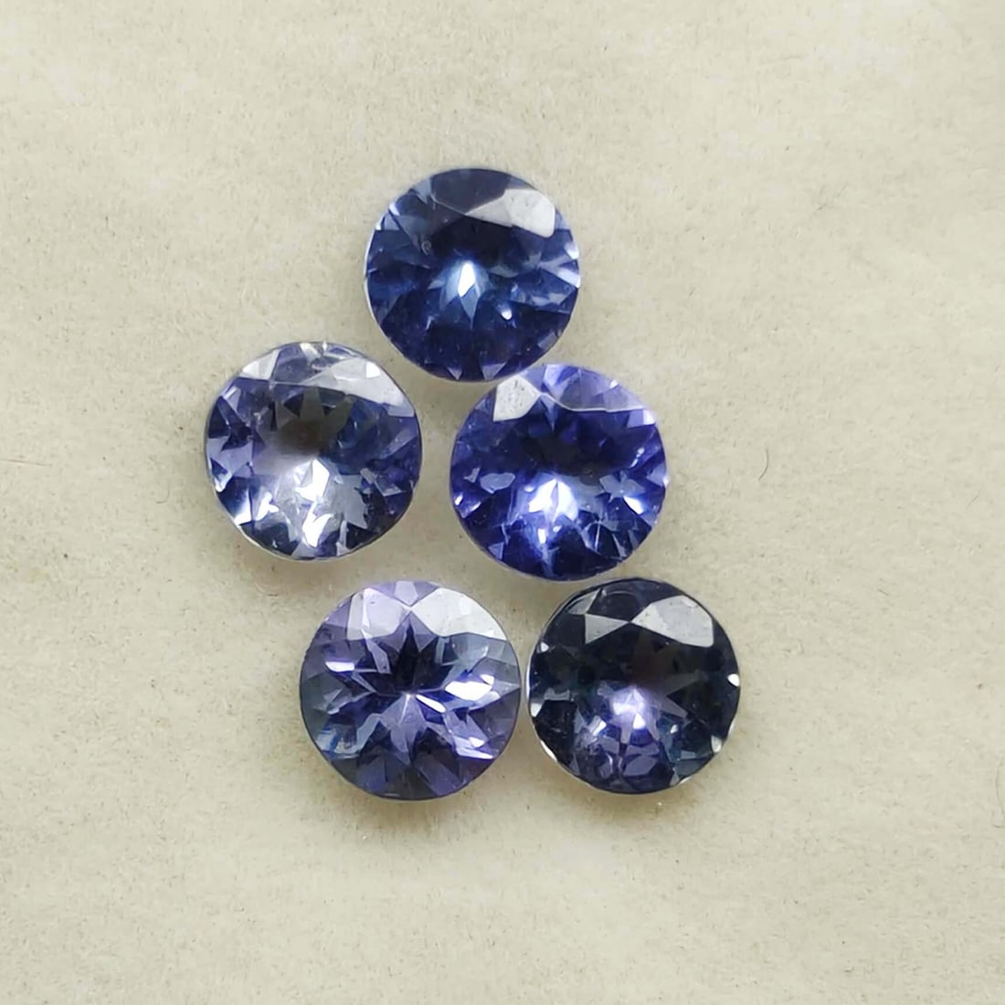 1.75 Ct "Flawless" Natural Tanzanite Set: Gemstones: Natural TanzaniteCarat Weights: 1.75 ct Size/Dimensions: 4.5 mmOrigin : Tanzania