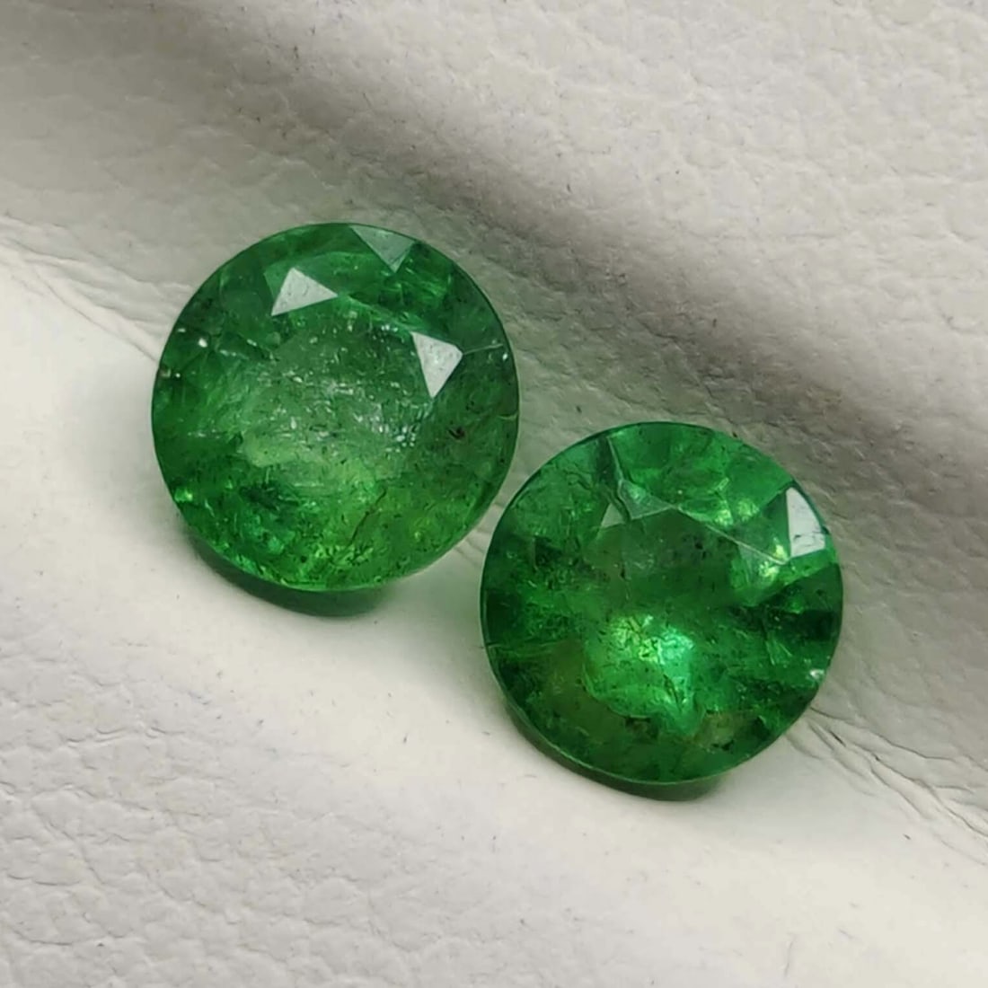 1 ct Natural Zambian Emerald Round Pair: Gemstones: Natural EmeraldCarat Weights: 1 ct Size/Dimensions: 5 mm ApproxTreatment : Colorless Oil
