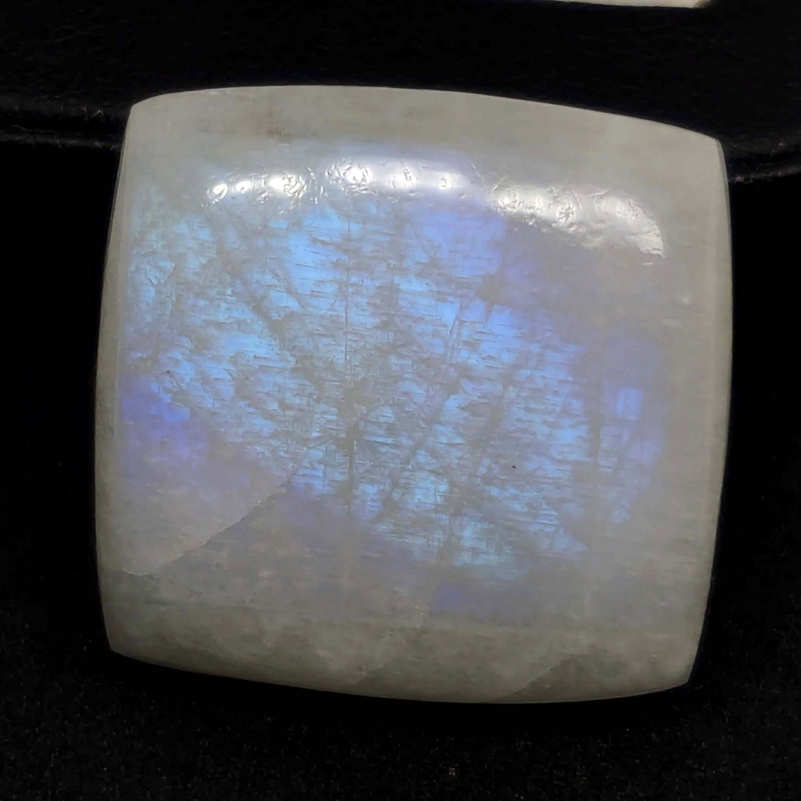 59.60 ct "Top Quality" Natural Royal Blue Moonstone: Gemstones: Natural Blue MoonstoneCarat Weights: 59.60 ct Size/Dimensions: 25 X 24 X 8 mm Approx