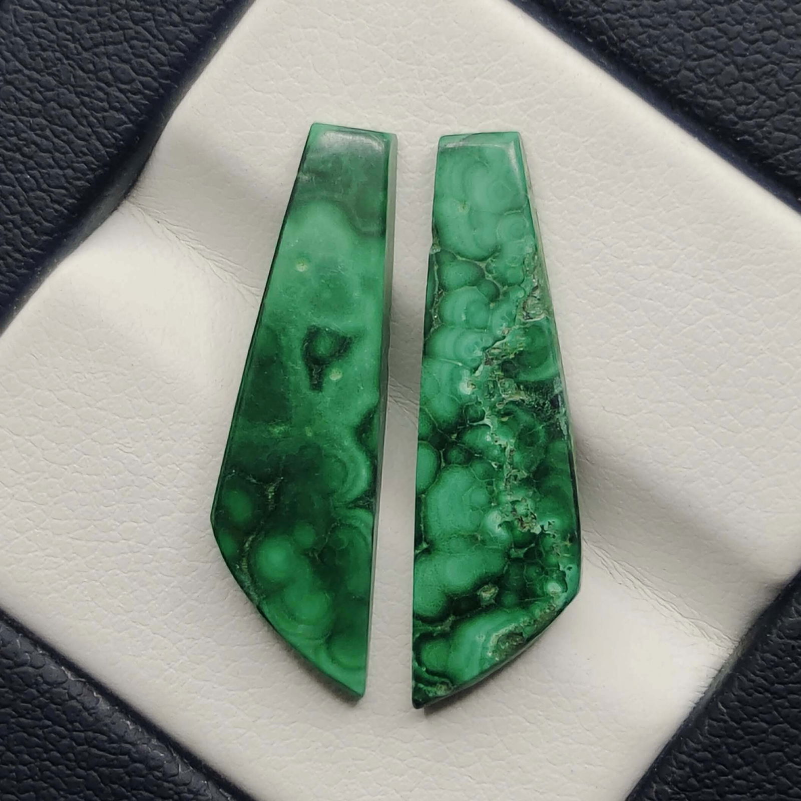 10.95 Ct Natural Malachite Earrings Pairs: Gemstones: Natural Malachite /Carat Weights: 10.95 ct /Size or Dimensions: 24 X 7 mm Approx