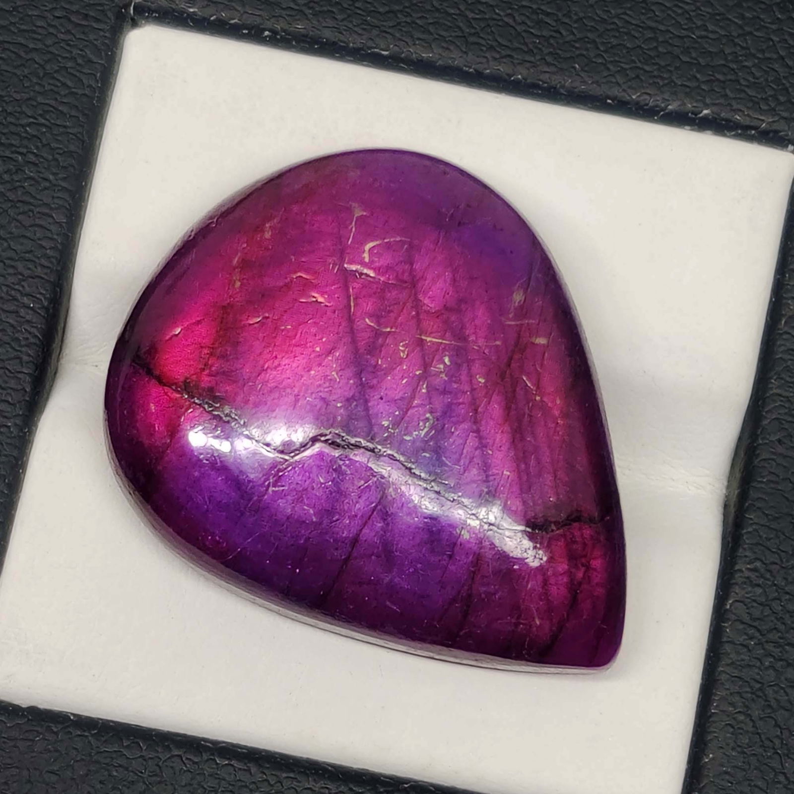 36.30 Ct "Stunning" Purple Fire Labradorite: Gemstones: Natural Labradorite /Carat Weights: 36.30 ct /Size/Dimensions: 29 X 23.50 X 7.50 mm /Treatment: Color Dyed
