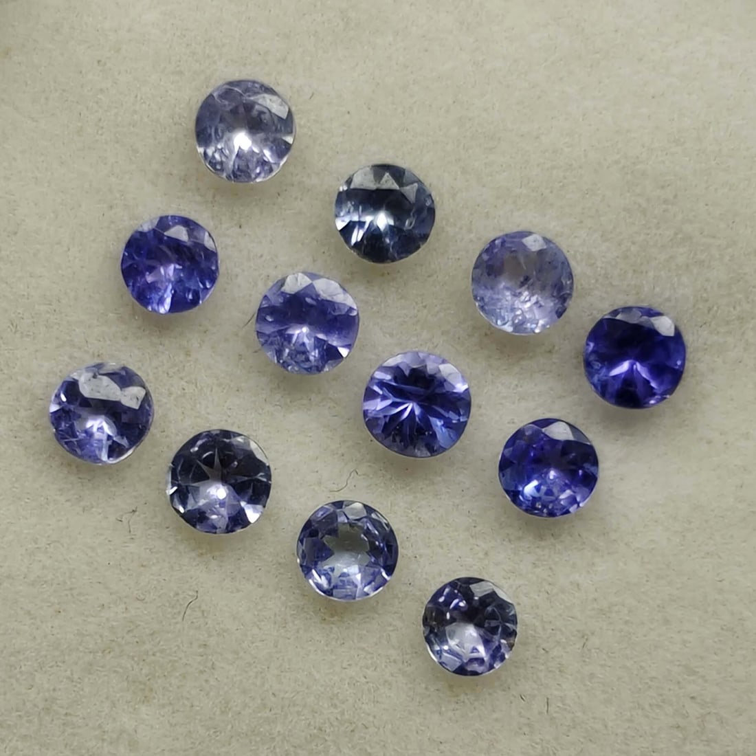 1.30 Ct Natural Tanzanite Round Set: Gemstones: Natural Tanzanite /Carat Weights: 1.30 ct /Size or Dimensions: 2.80 - 3 mm /Origin : Tanzania
