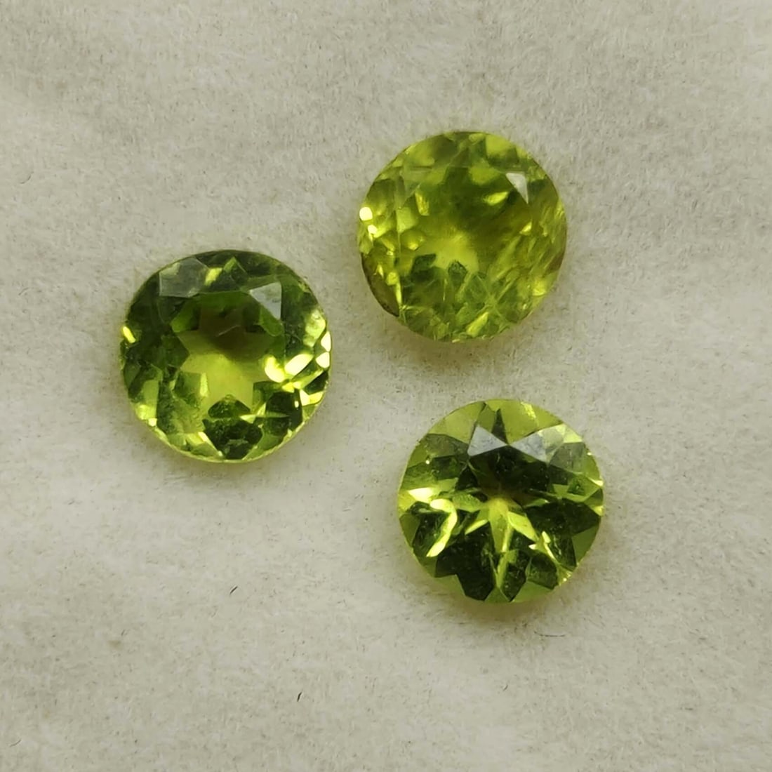 1.50 Ct Natural Pakistan Peridot Set: Gemstones: Natural Peridot /Carat Weights: 1.50 ct /Size or Dimensions: 5 mm /Treatment: No