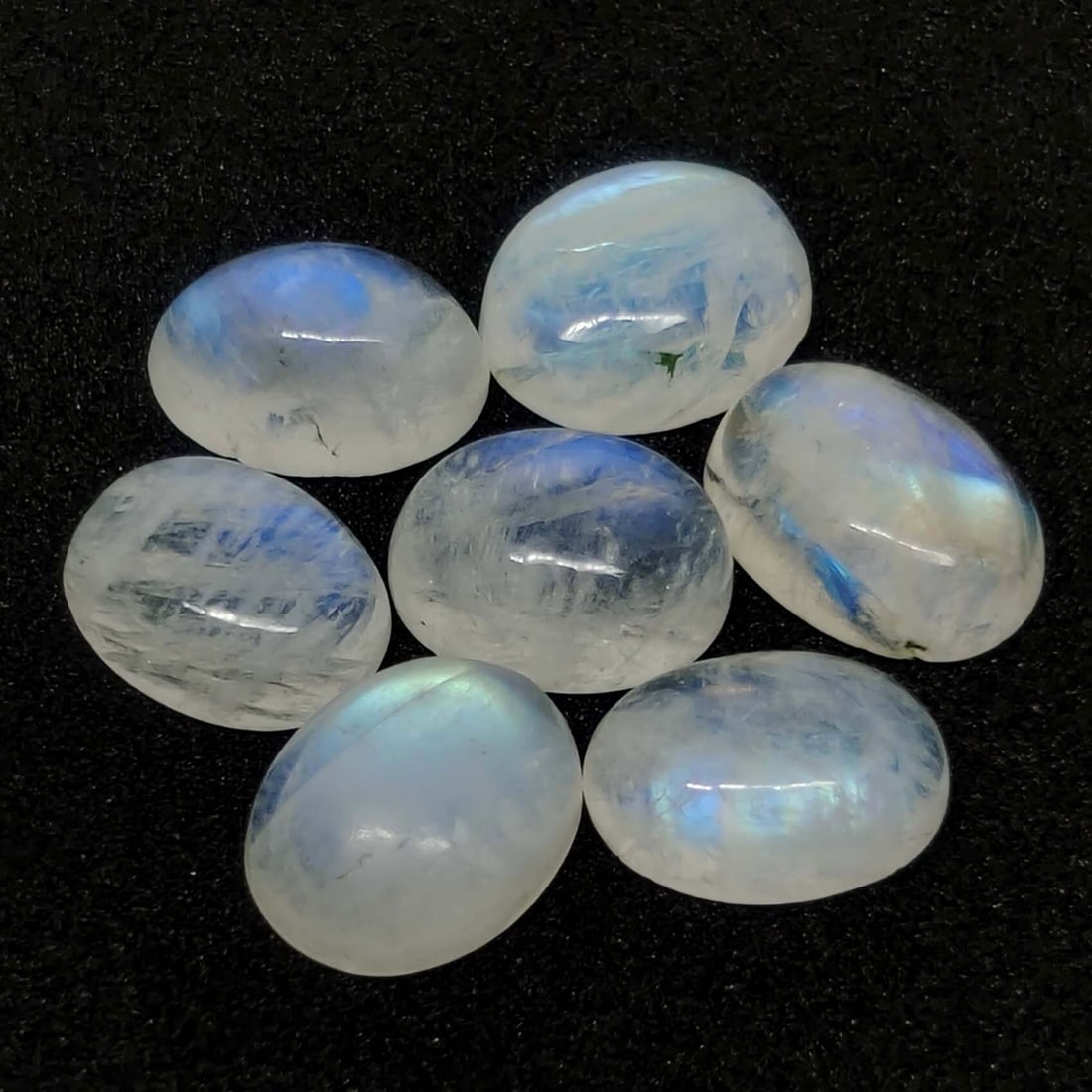 14.10 ct Natural White Rainbow Moonstone Lot: Gemstones: Rainbow MoonstoneCarat Weights: 14.10 ct Size/Dimensions: 9 X 7 mmOrigin : India