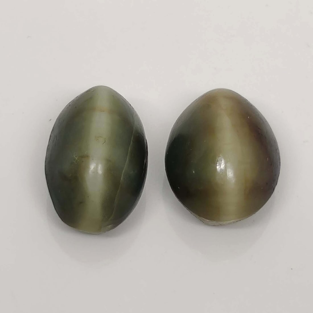 16.05 ct Natural Cat's Eye Pair: Gemstones: Natural Cat's EyeCarat Weights: 16.05 ct Size/Dimensions: 13.5 - 13.8 X 9 -10 mmTreatment: No