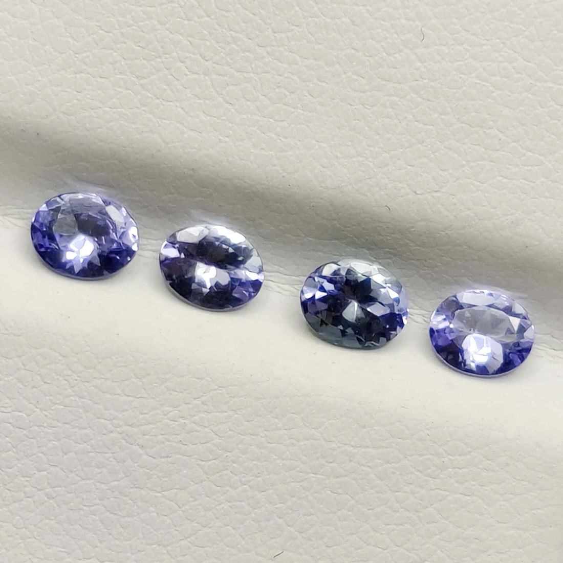 1.35 Ct "Flawless" Natural Tanzanite Lot: Gemstones: Natural TanzaniteCarat Weights: 1.35 ct Size/Dimensions: 5 X 4 mmOrigin : Tanzania