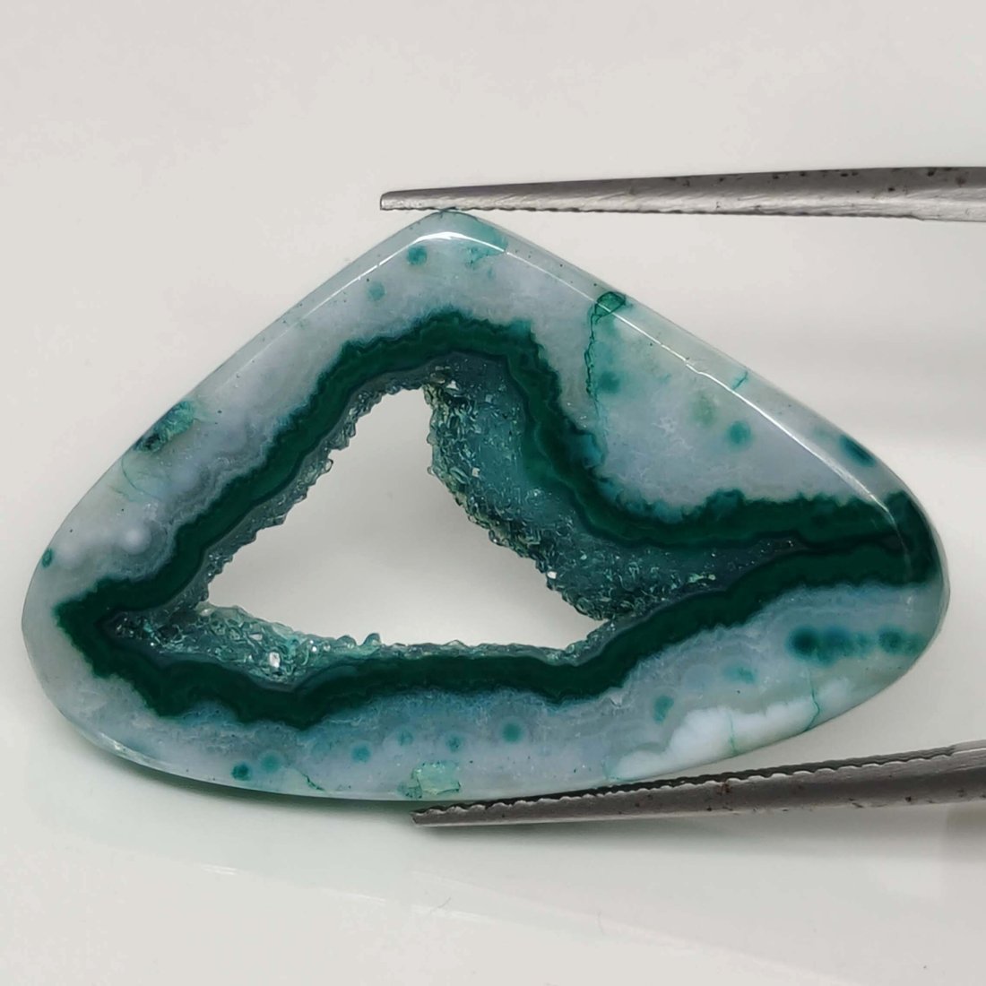 25.30 ct Natural Onyx Druzy: Gemstones: Onyx DruzyCarat Weights: 25.30 ct Color: DyedSize/Dimensions: 32 X 25 X 5 mm