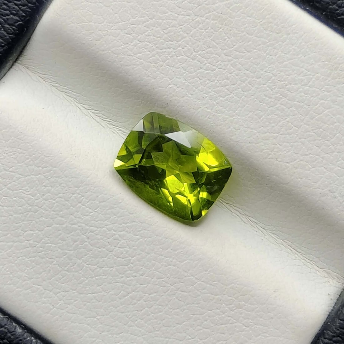 1.85 ct Top Quality Natural Pakistan Peridot: Gemstones: Natural PeridotCarat Weights: 1.85 ct Size/Dimensions: 9 X 7 mmTreatment: No