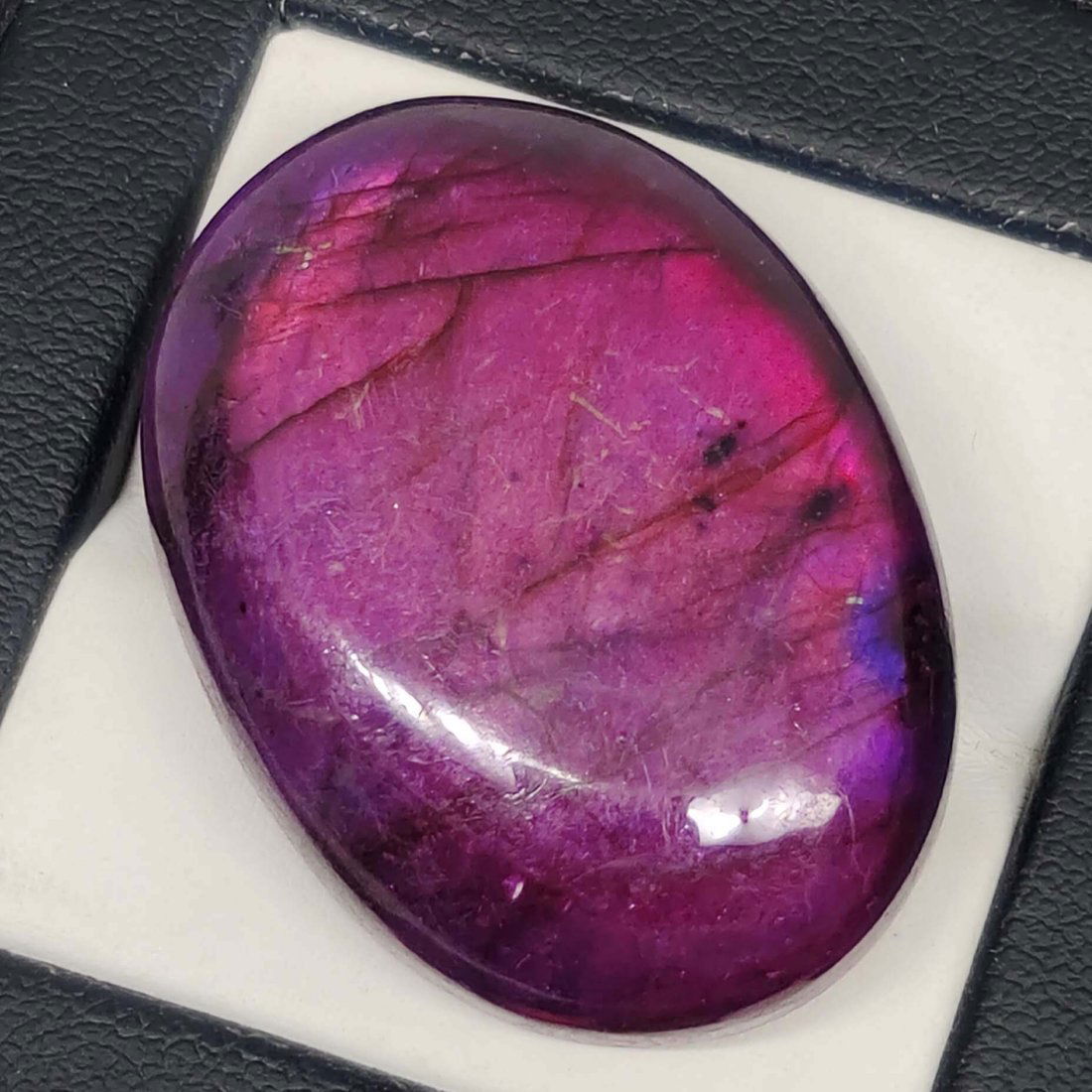 71.50 Ct "Stunning" Purple Fire Labradorite: Gemstones: Natural Labradorite /Carat Weights: 71.50 ct /Size/Dimensions: 34 X 25 X 9.70 mm /Treatment: Color Dyed