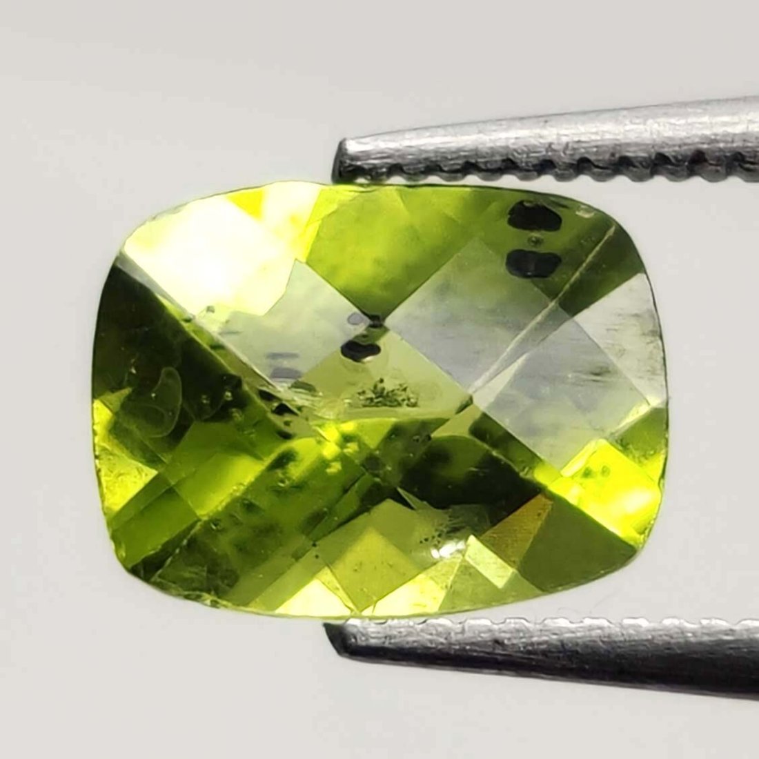 2 Ct Natural Pakistan Peridot: Gemstones: Natural Peridot /Carat Weights: 2 ct /Size or Dimensions: 9 X 7 mm /Treatment: No