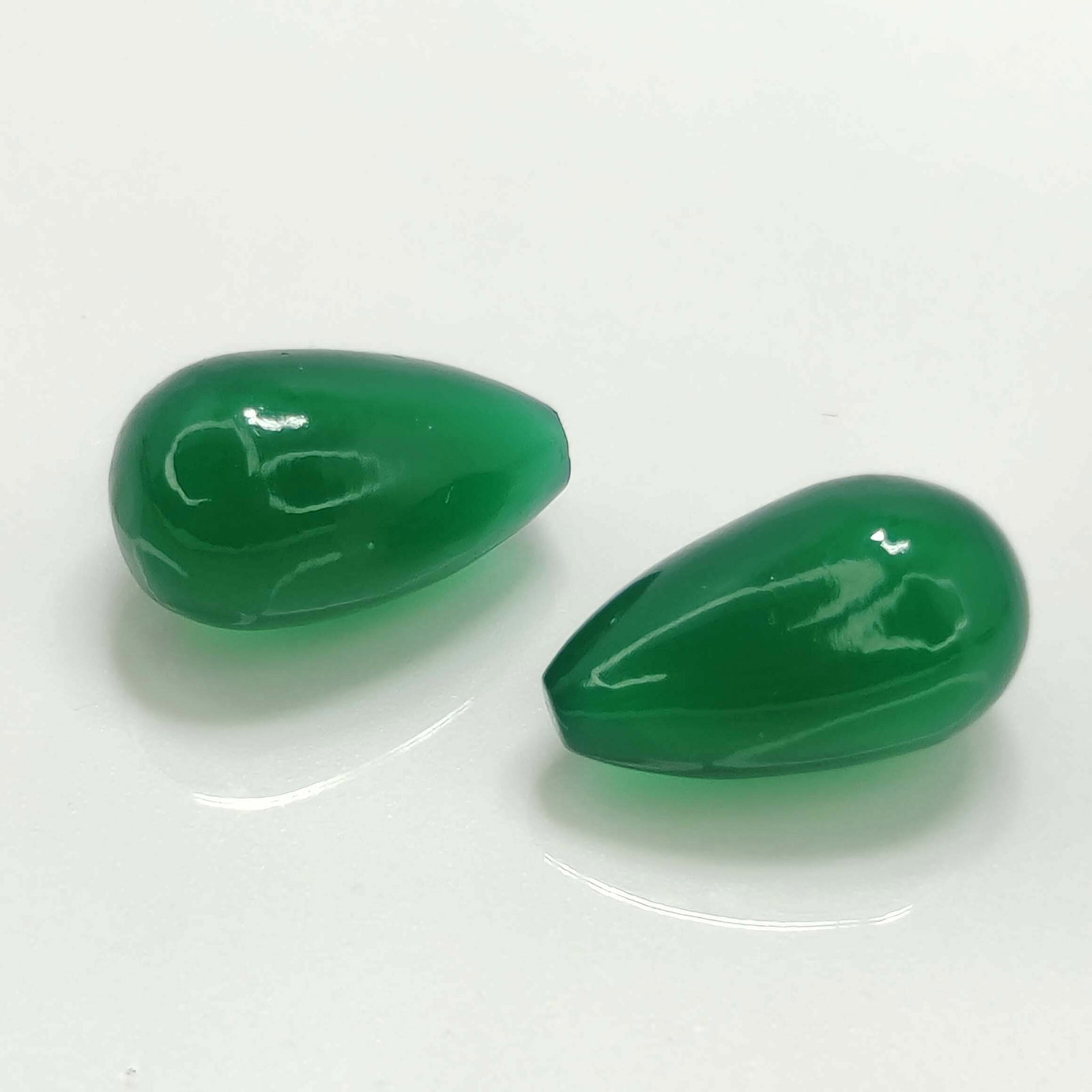 12.65 ct Natural Green Onyx Pear Drops: Gemstones: Natual Green Onyx /Carat Weights: 12.65 ct /Size or Dimensions: 14 X 8 mm