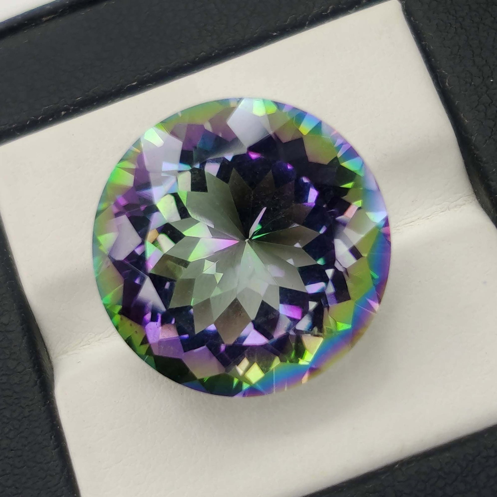 27.45 ct "Top Qulaity" Natural Rainbow Mystic Quartz: Gemstones: Natural Mystic Quartz /Carat Weights: 27.45 ct /Size/Dimensions: 20 X 20 X 13.40 mm /Treatment: Coated