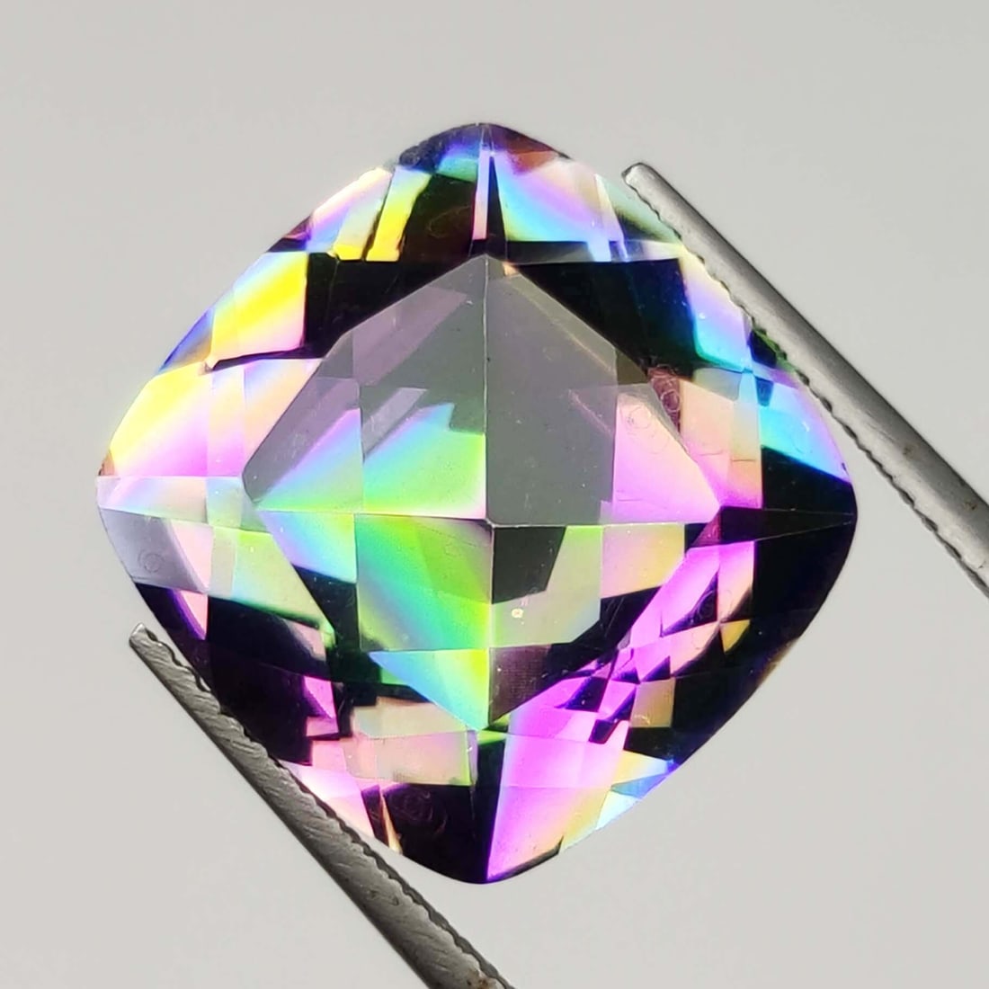 12.70 ct "Top Qulaity" Natural Rainbow Mystic Quartz: Gemstones: Natural Mystic Quartz /Carat Weights: 12.70 ct /Size/Dimensions: 16 X 16 X 9 mm /Treatment: Coated