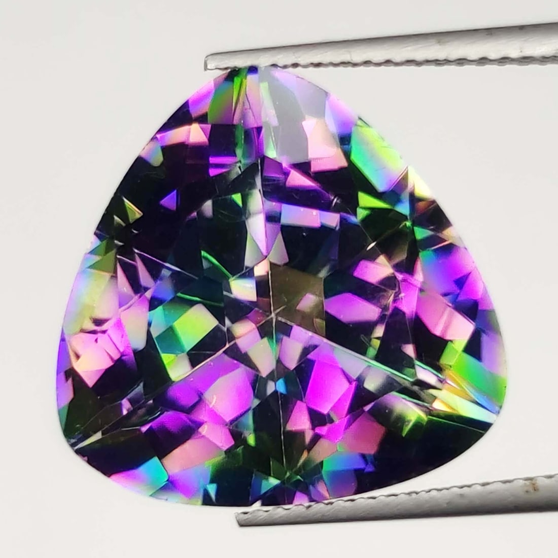 19.80 ct "Top Qulaity" Natural Rainbow Mystic Quartz: Gemstones: Natural Mystic Quartz /Carat Weights: 19.80 ct /Size or Dimensions: 18 X 18 X 12 mm /Treatment: Coated