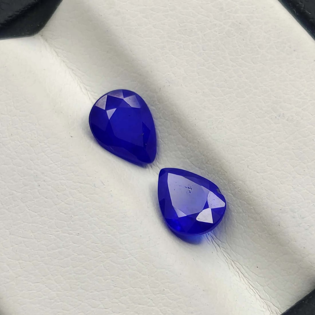 1.65 Ct "Top Quality" Natural Blue Spinel Pair: Gemstones: Natural SpinelCarat Weights: 1.65 ct Size/Dimensions: 7 X 5 mmTreatment: Diffusion