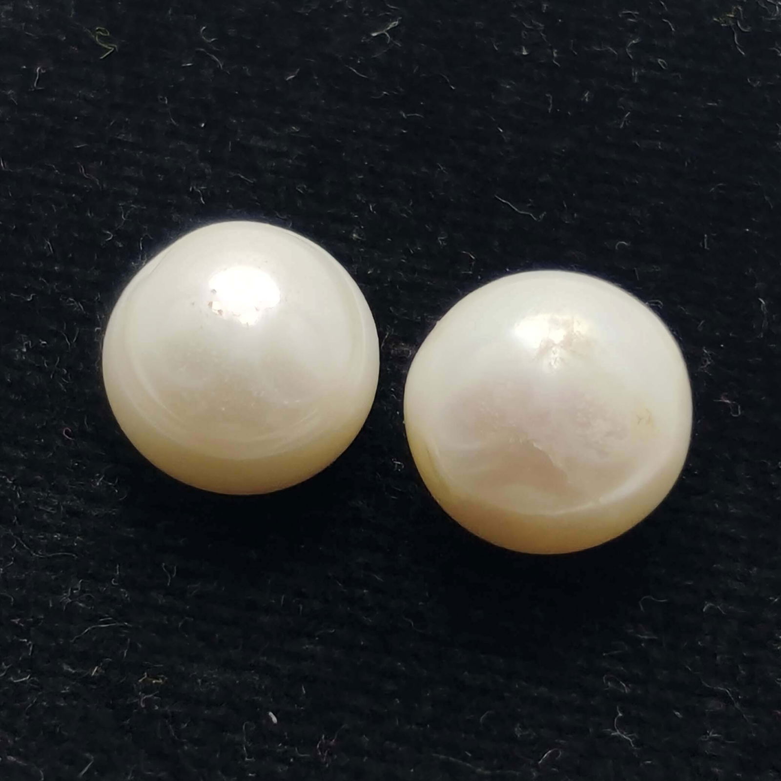 11.80 Ct Natural Fresh Water Pearl Pair: Gemstones: Natural Fresh Water Pearl /Carat Weights: 11.80 ct /Size or Dimensions: 10 X 10 mm /Origin: India /Treatment: None