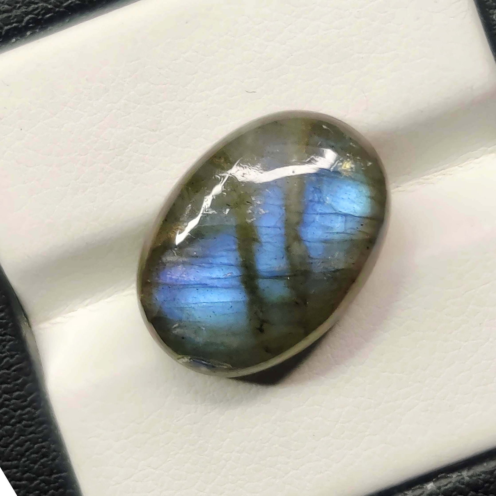 13.45 Ct Natural Labradorite: Gemstones: Natural Labradorite /Carat Weights: 13.45 ct /Size or Dimensions: 18 X 13 X 6.60 mm /Treatment: No