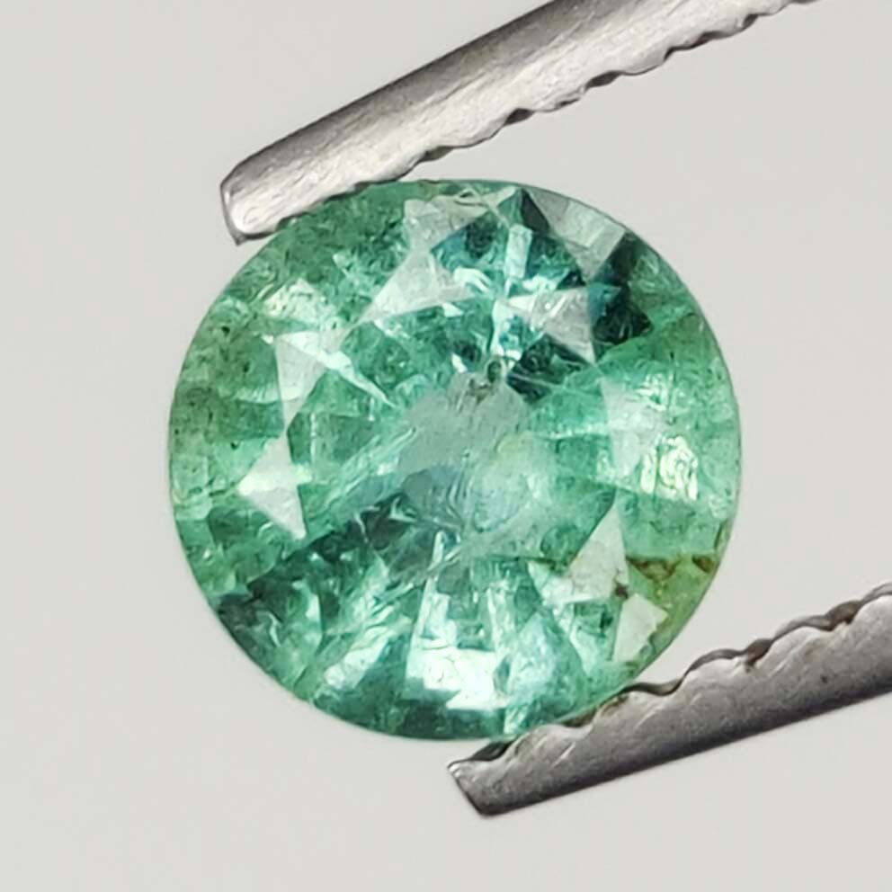 0.55 ct Natural Zambian Emerald Round: Gemstones: Natural Emerald /Carat Weights: 0.55 ct /Size/Dimensions: 5.30 mm Approx /Treatment : Colorless Oil