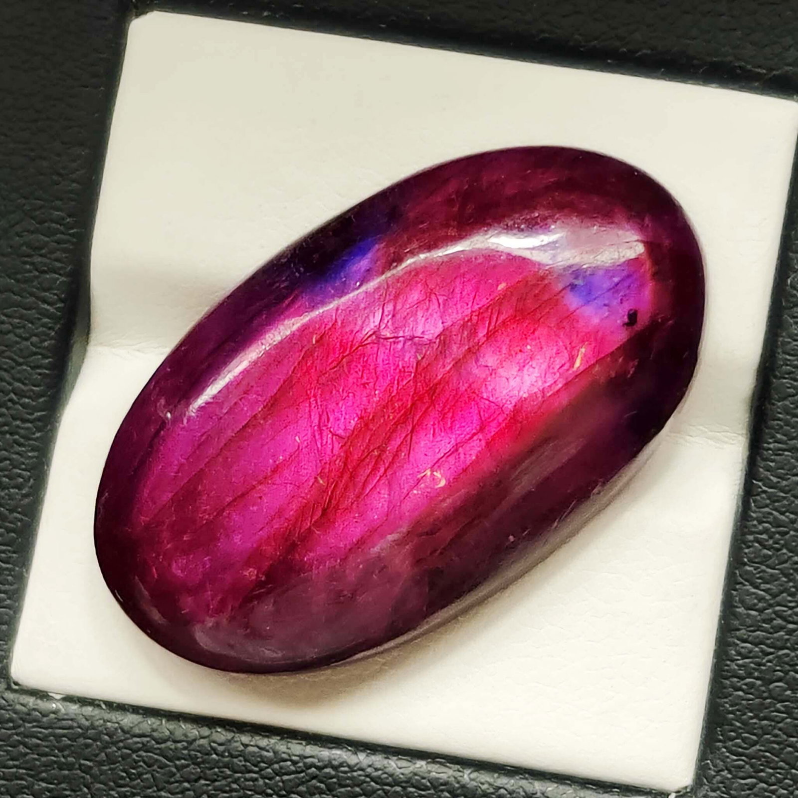 43.54 Ct "Stunning" Purple Fire Labradorite: Gemstones: Natural LabradoriteCarat Weights: 43.54 ct Size/Dimensions: 33 X 20 X 8 mmTreatment: Color Dyed