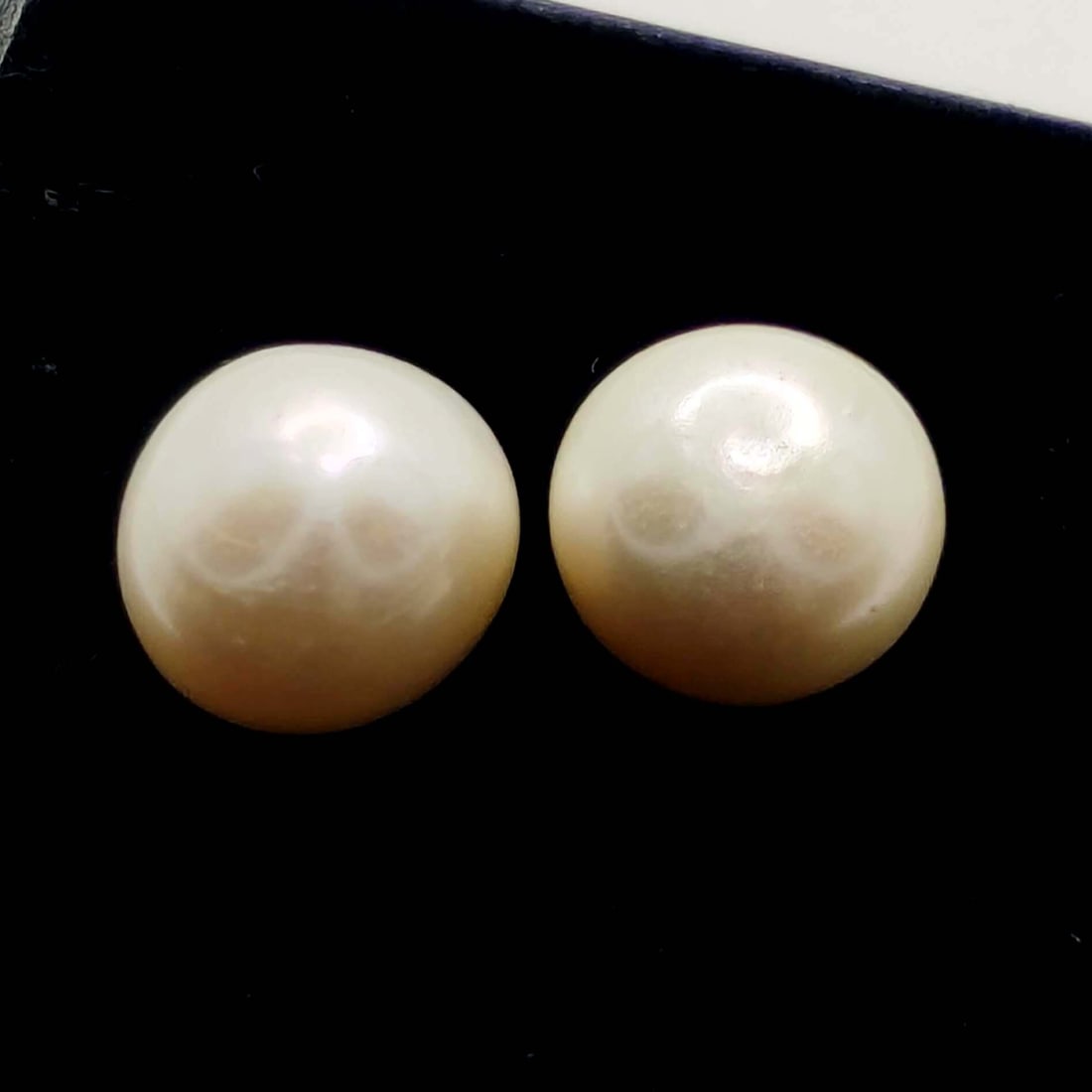 12.52 Ct Natural Fresh Water Pearl Pair: Gemstones: Natural Fresh Water Pearl /Carat Weights: 12.52 ct /Size/Dimensions: 10 X 10 mm /Origin: India /Treatment: None